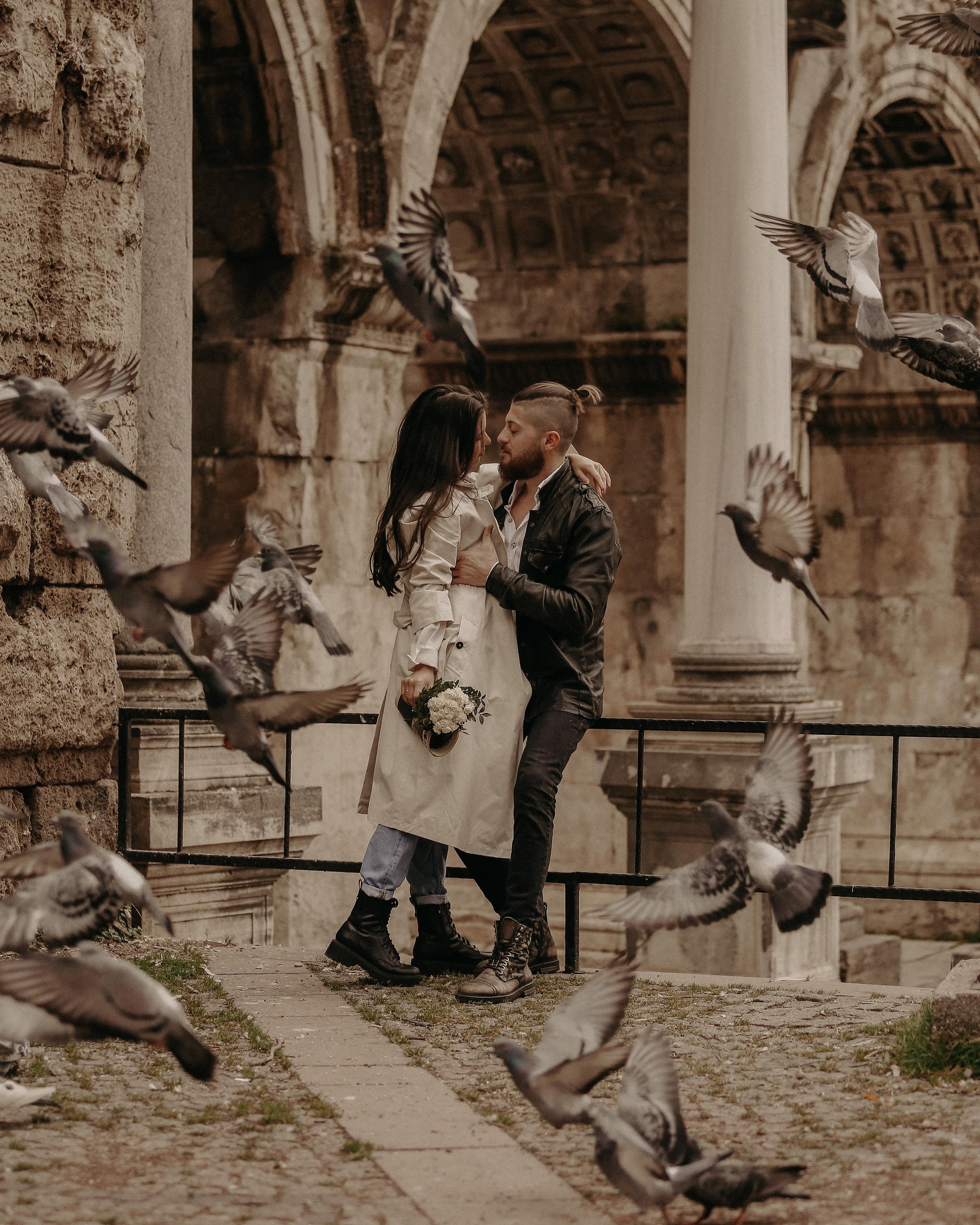 Love story. Лав стори, фотосессия в Анталии. Фотосессия с птицами. Пара обнимается вокруг них птицы