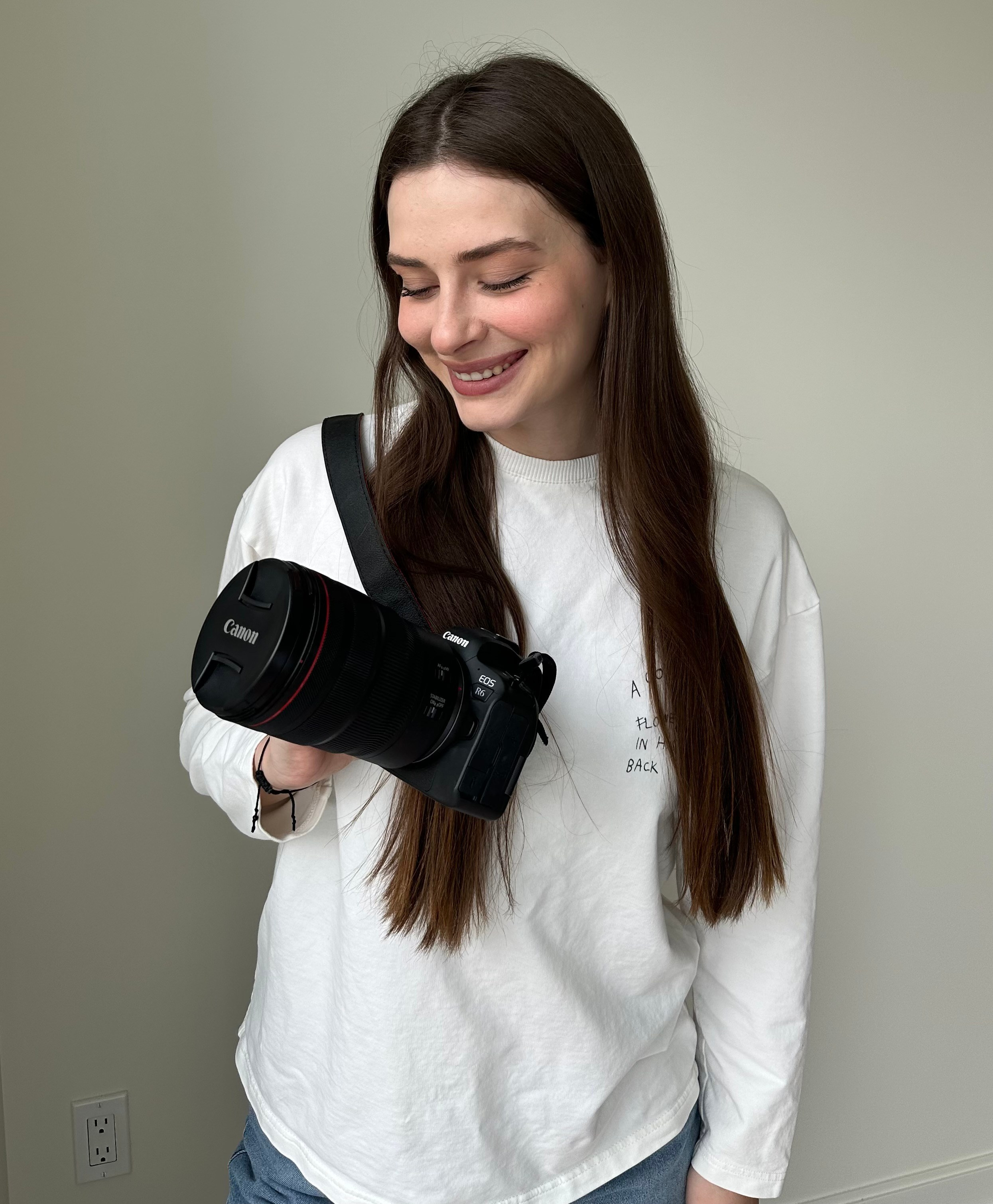 Portrait of Lisa, a Chicago-based family and motherhood photographer capturing natural and emotional stories