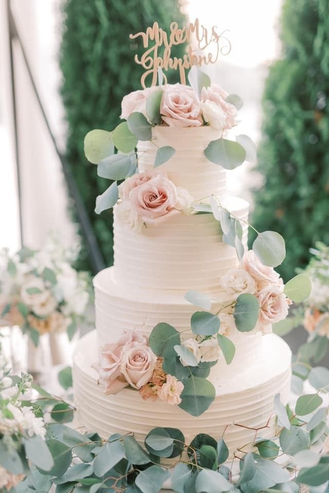 Wedding cakes, including keywords such as “wedding cake,” “Rhodes,” “individual,” or “tailor-made.” Here are some SEO-optimized examples: “Custom wedding cake in Rhodes – tailor-made designs according to your wishes” “Wedding cakes according to your ideas – creative and unique for your dream wedding in Rhodes” “Tailor-made wedding cake in Rhodes – each cake is unique for your special day” “Newlyweds enjoy a custom-designed wedding cake in Rhodes” “Creative wedding cakes in Rhodes – perfectly matched to the style and theme of your wedding” “Custom-made wedding cake in Rhodes – handmade and decorated according to your wishes”