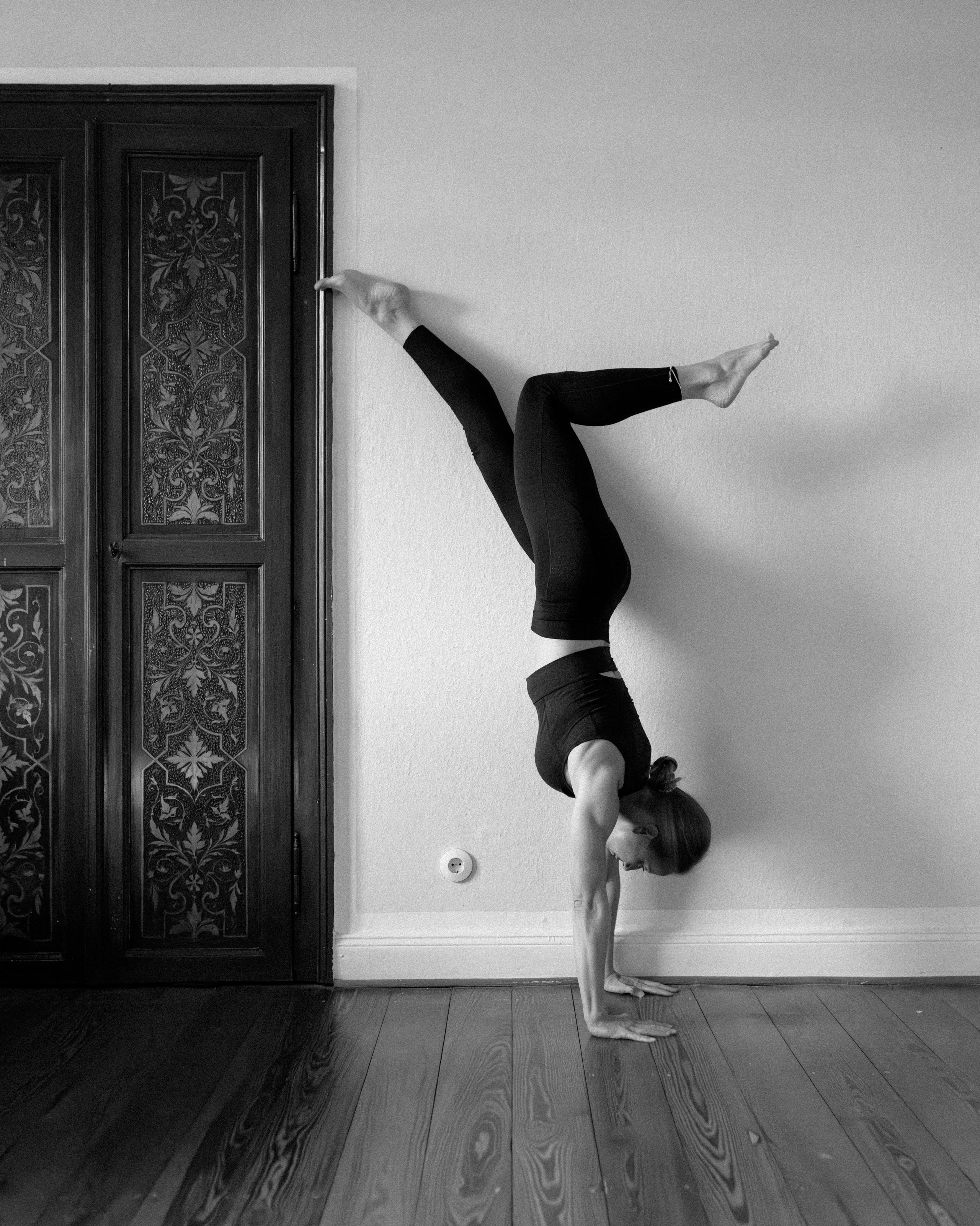 Frau, die Yoga als Sportart nutzt, um ihre Flexibilität zu erhöhen und ihren Körper zu kräftigen