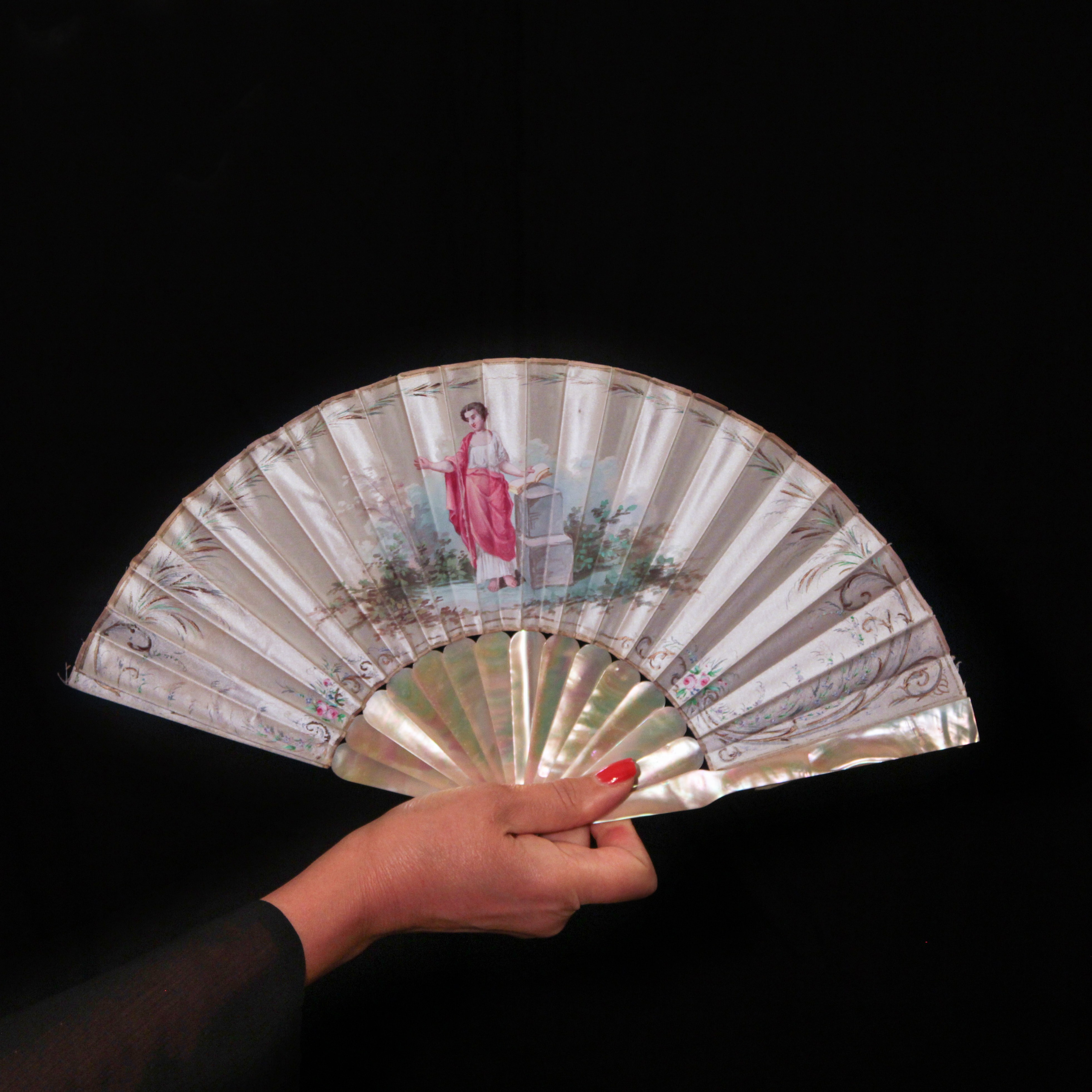 Antique fans. Современнные и актикварные украшения в Барселоне, Москве и Санкт-Петербурге