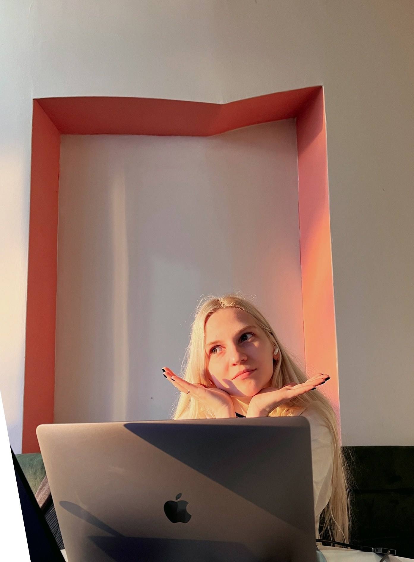 девушка в Грузии улыбается, и она снимает фото и видео в Батуми и свадебный контент в Тбилиси