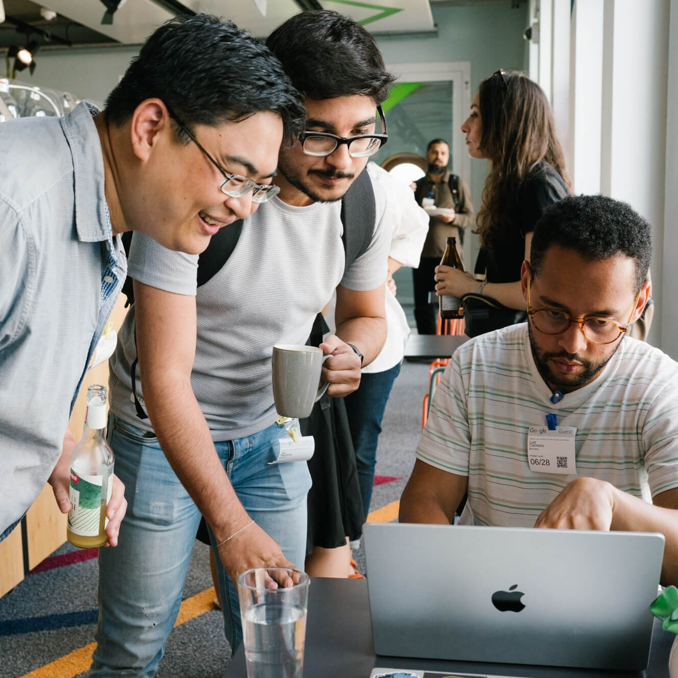 Erschöpfter Mann ruht sich nach dem Tun auf dem Laufband aus