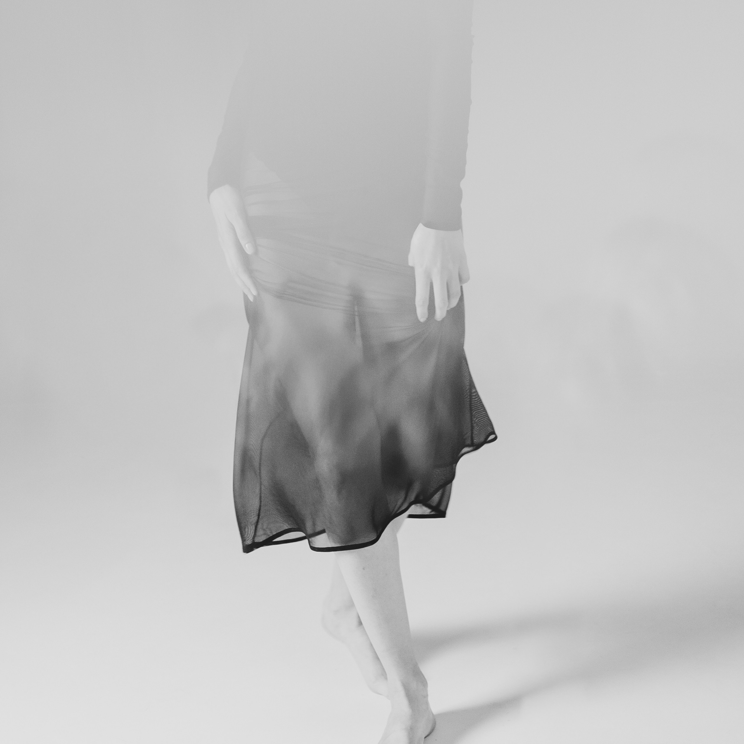 Художественная деталь женского образа, лёгкость и движение ткани