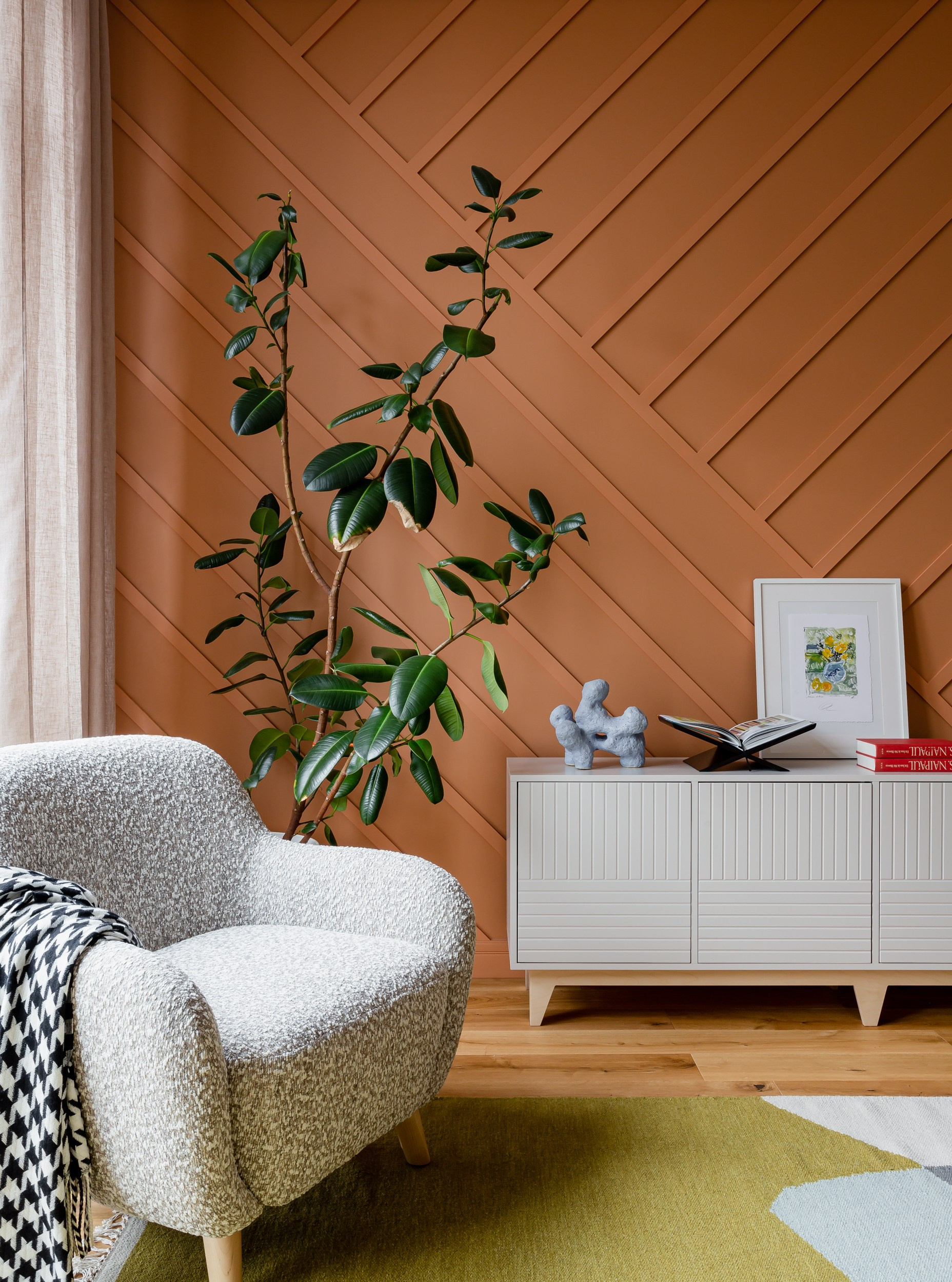 Яркие акцентные стены в ретро интерьере молодой пары