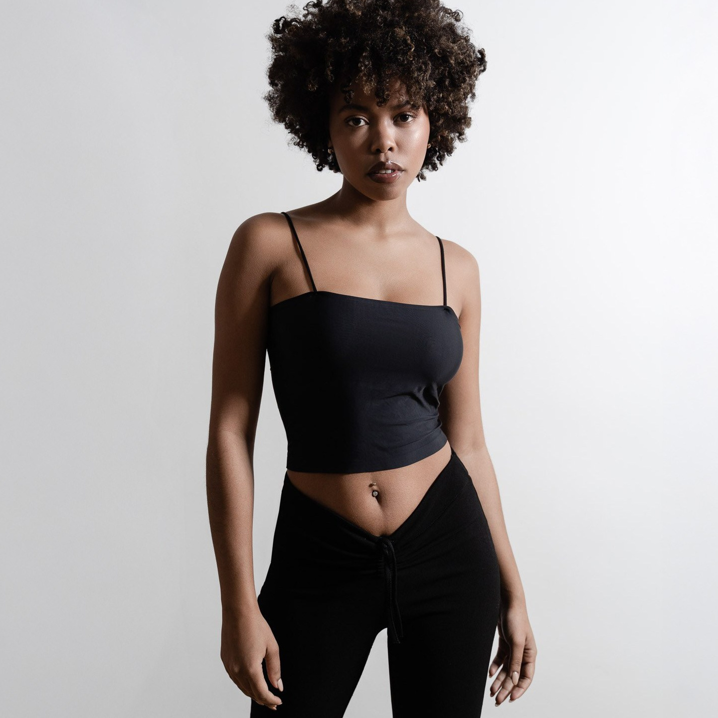 Модельный тест для агентств в Милане, портрет модели на нейтральном фоне, чистый студийный свет