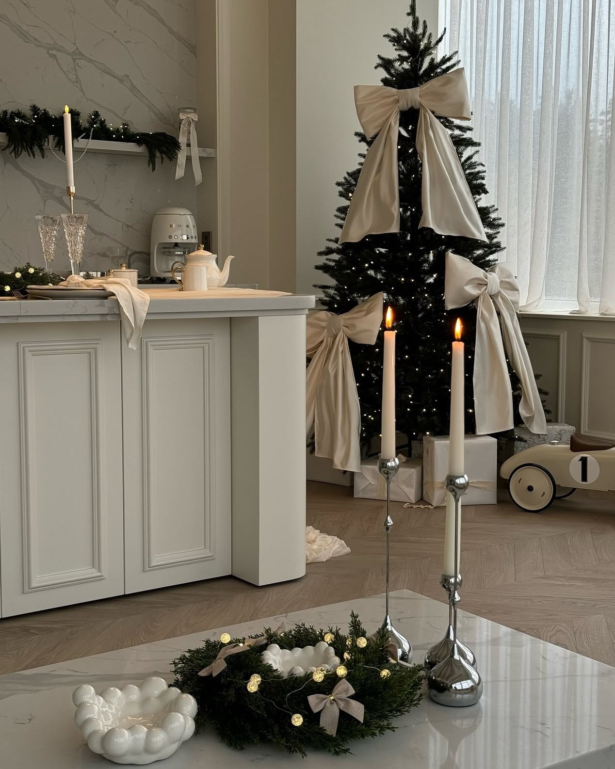 Cozy Vilnius Christmas Photoshoot: Studio, Home or Outdoor. Framed by Evelina | Destination Wedding Photographer from Lithuania | Europe