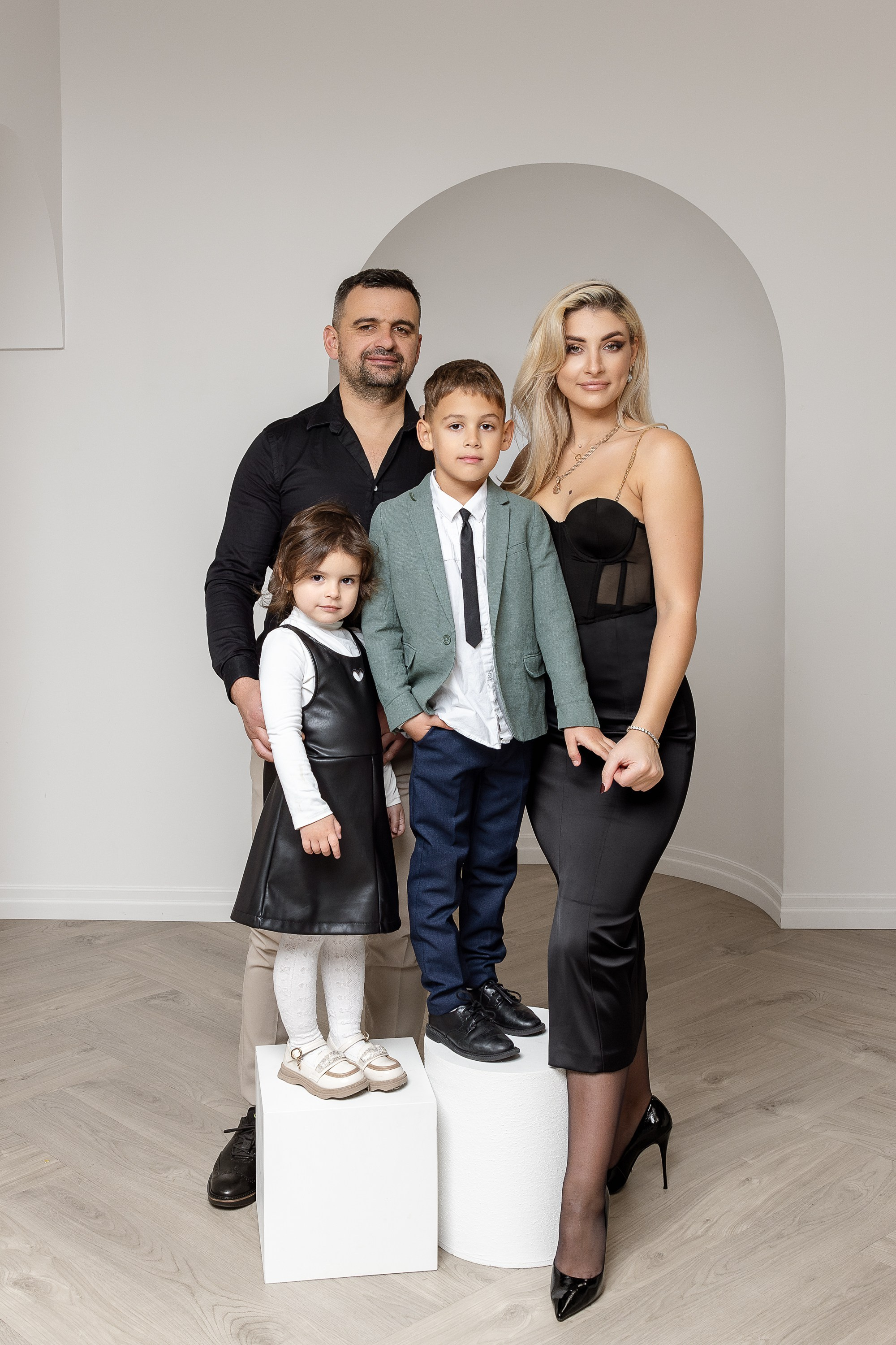 I am a portrait photographer, creating portraits at all stages of your life! Welcome to my studio place in Westmount n Westmount, Quebec