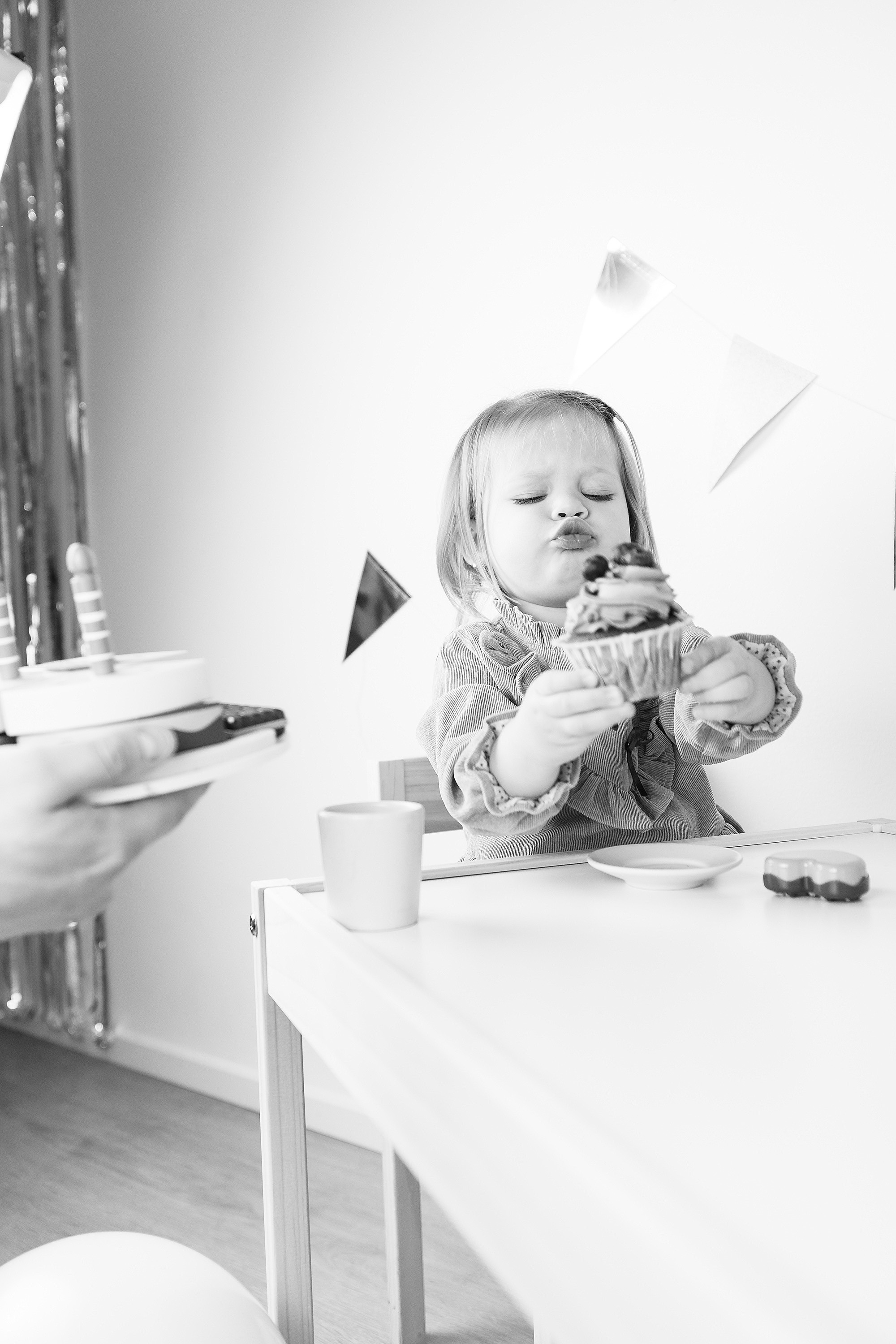 Маленький юбиляр с восторгом смотрит на свой праздничный торт, украшенный яркими фигурками и свечами. Его лицо светится радостью и ожиданием веселого дня рождения, полного улыбок, смеха и незабываемых моментов радости. Праздник мы устроили в моей домашней студии в Хельсинки, мне посчастливилось сделать ту самую памятную фотографию в личный альбом малышки