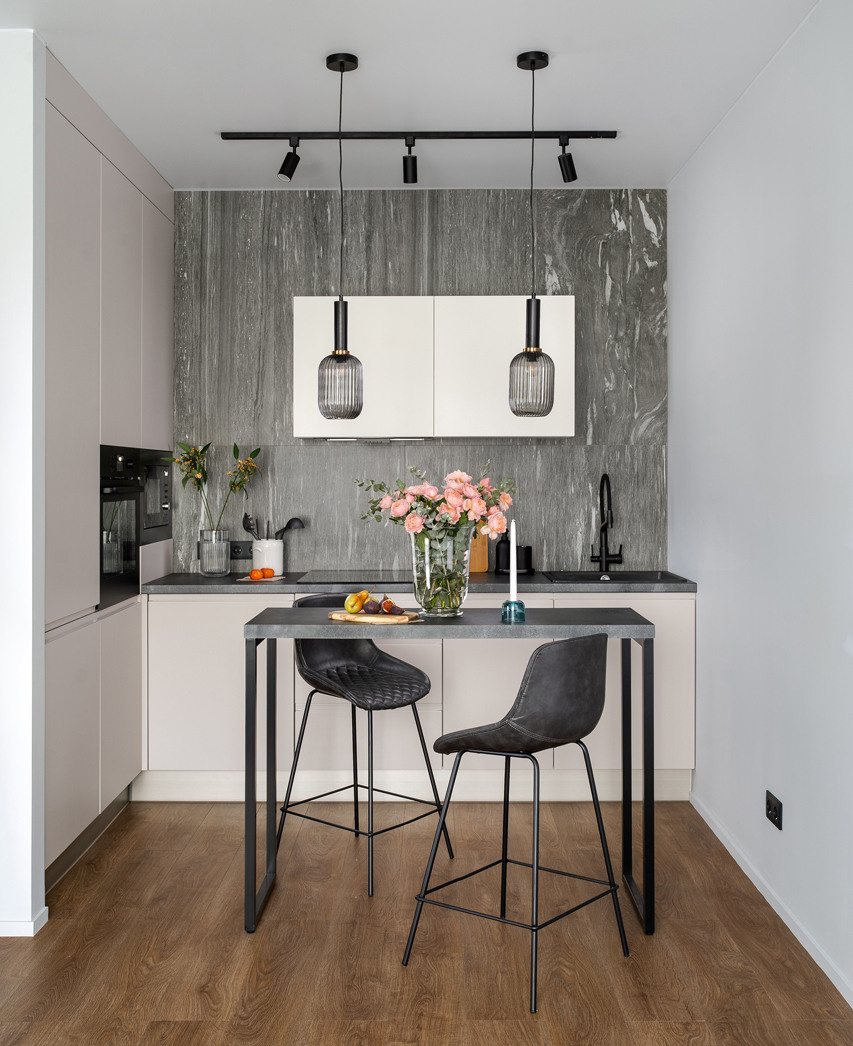 Кухонная зона с гарнитуром и обеденным столом.