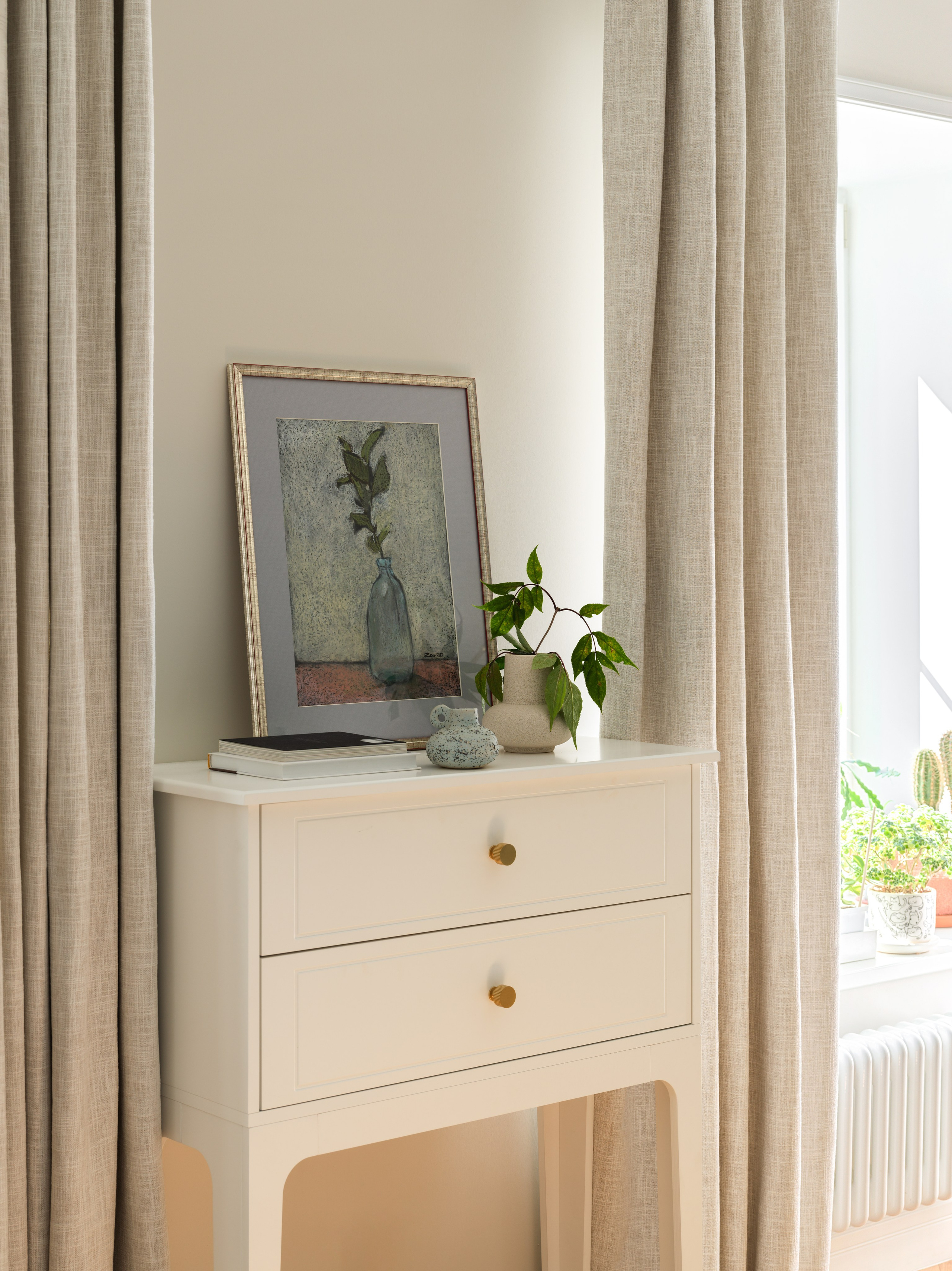 Комод на заказ между окнами в спальне.