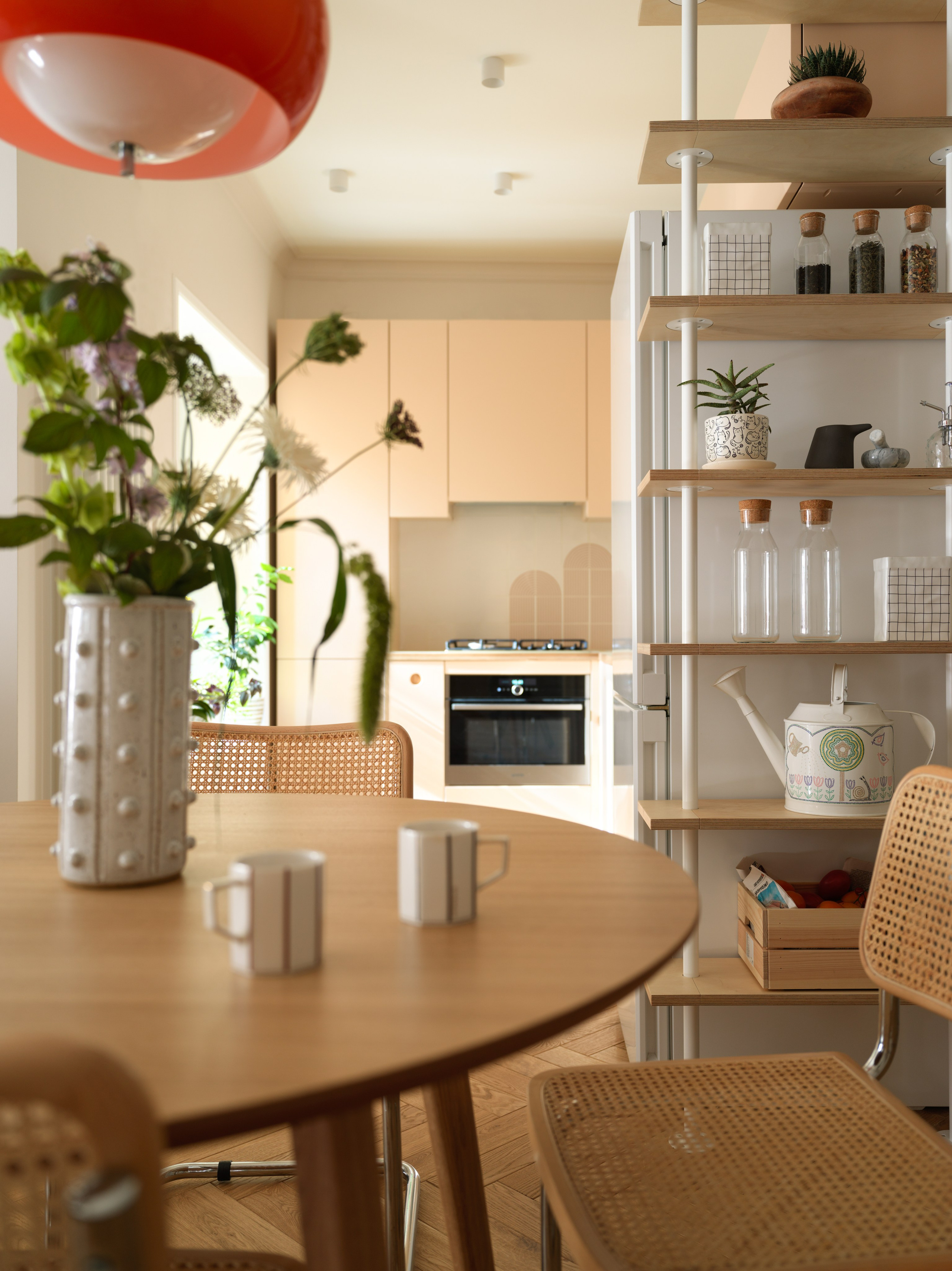 Люстра Meblo над столовой группой в ретро интерьере.