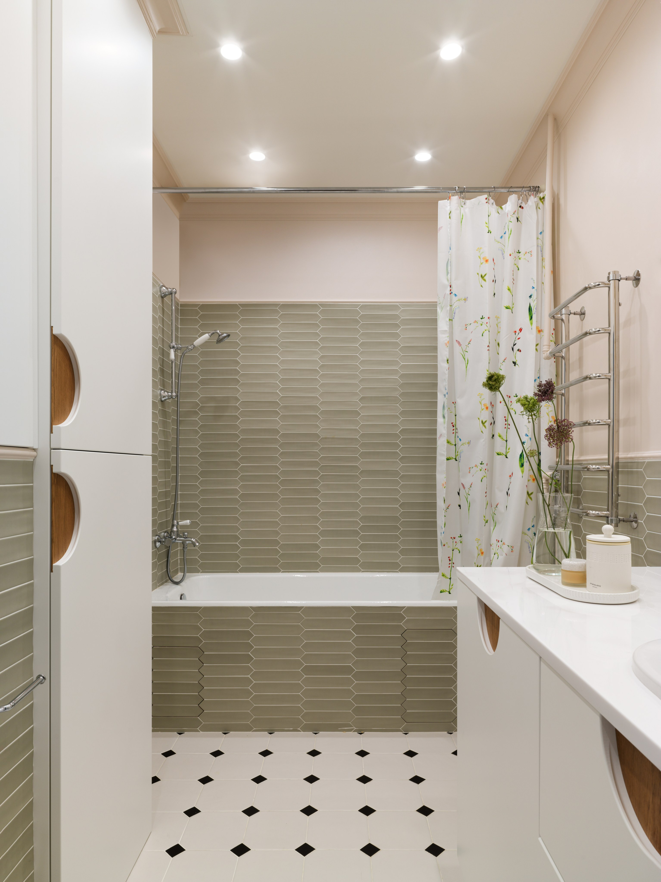 Сантехника Jacob Delafon в ванной с ретро эстетикой.