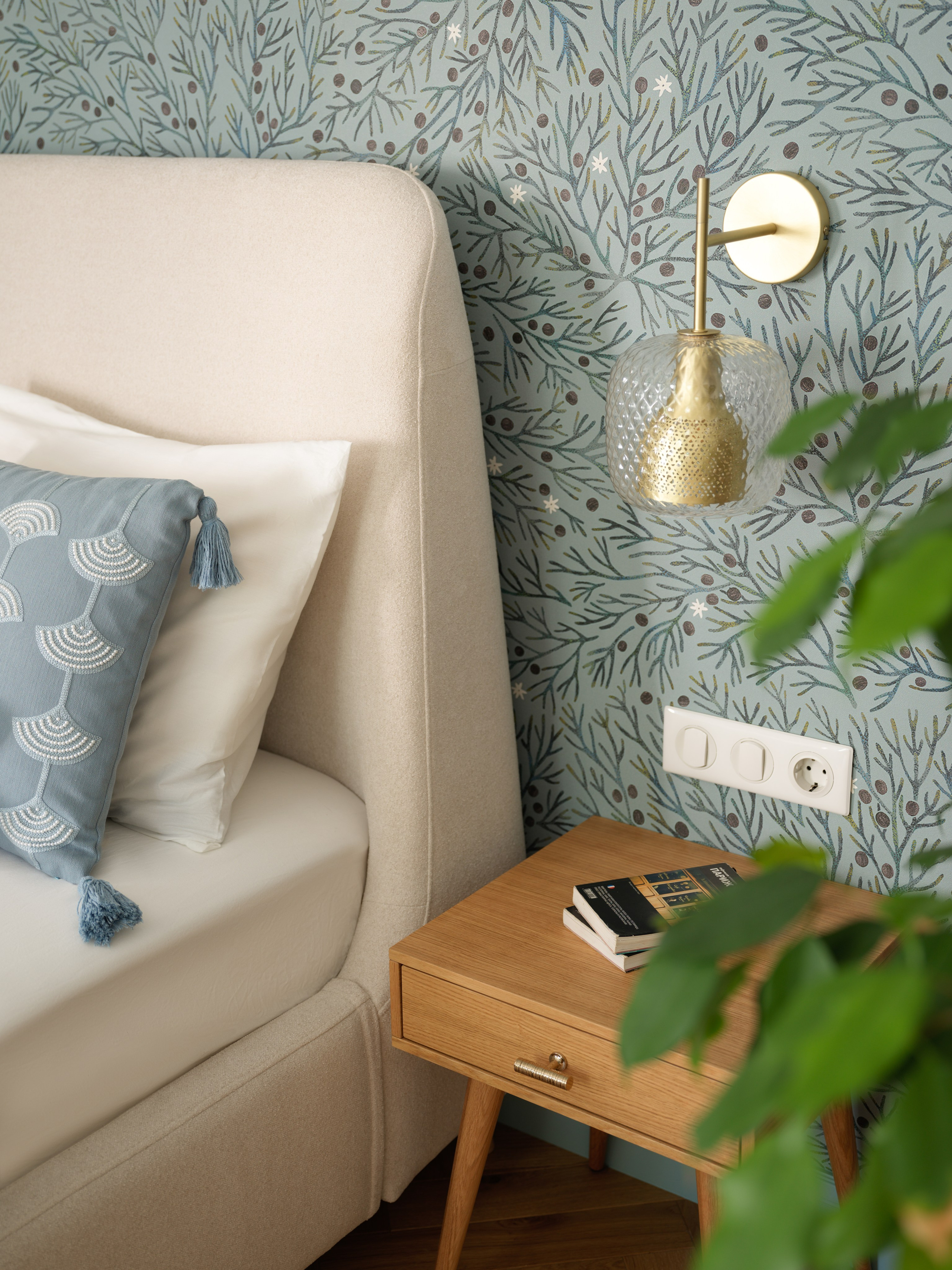 Прикроватные тумбочки из шпона дуба с винтажной фурнитурой.