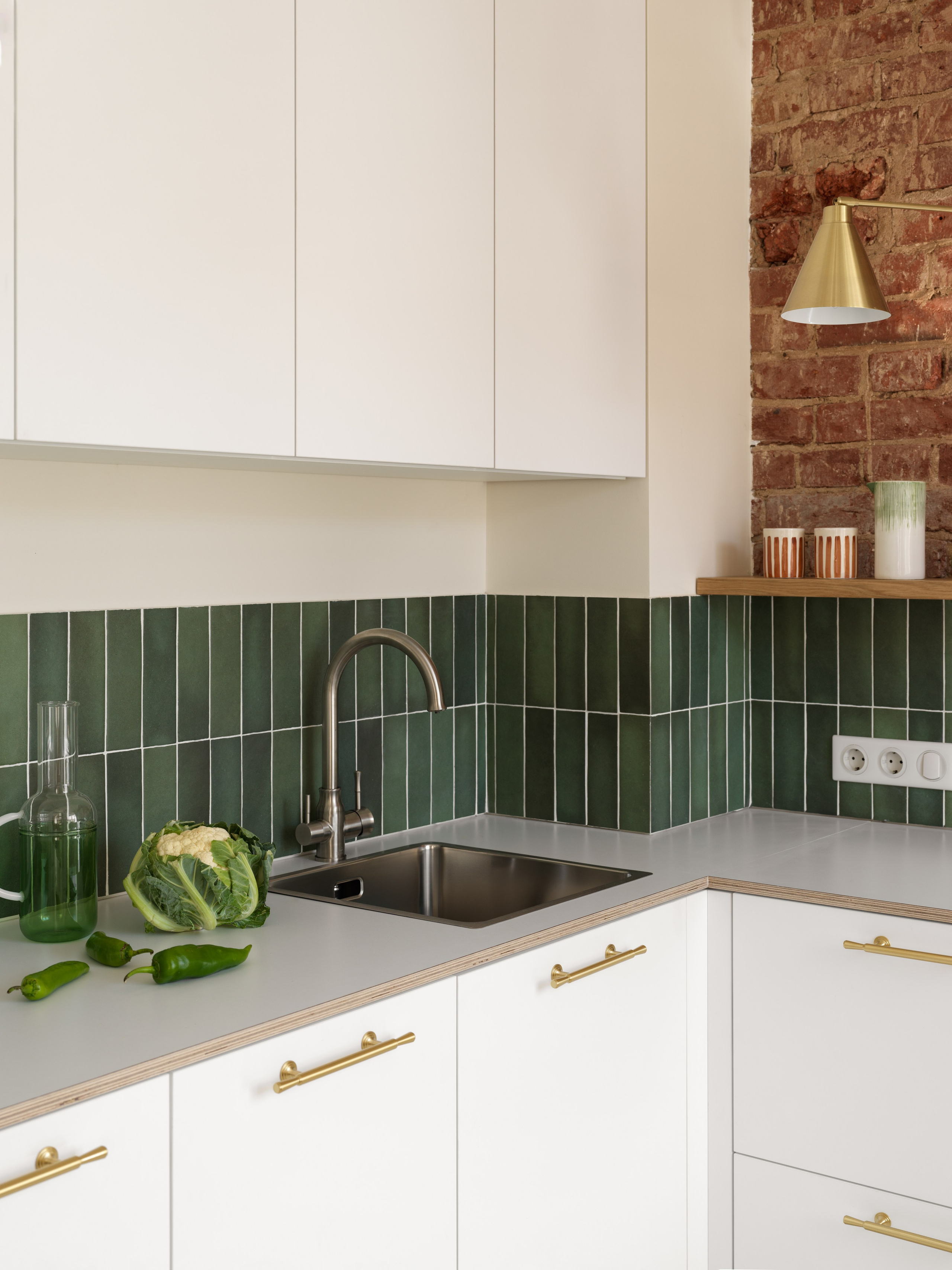 Современная кухня с зелёным фартуком кабанчик EQUIPE и латунной фурнитурой.