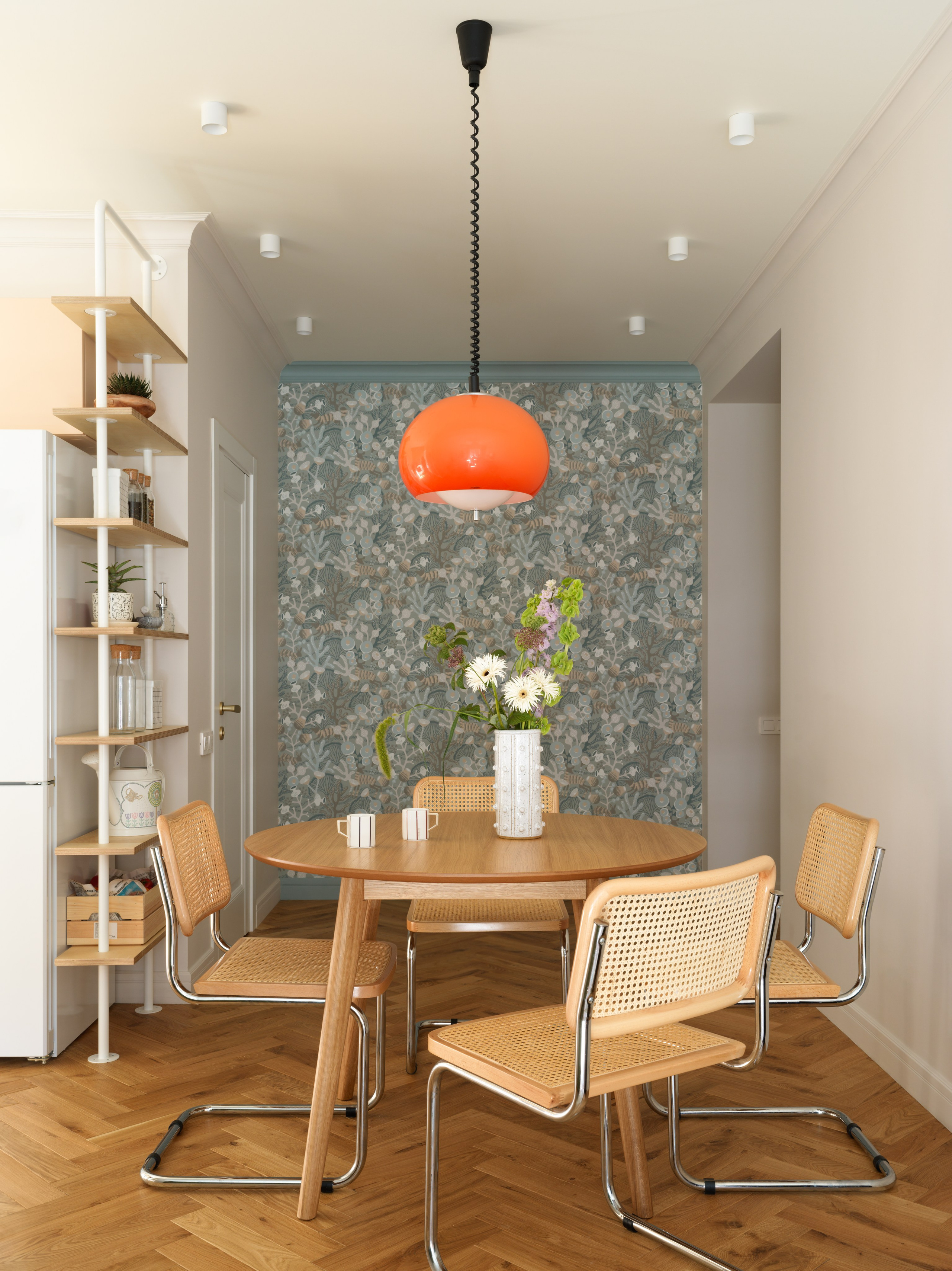 Уголок с ретро стулом и текстилем 70-х годов.