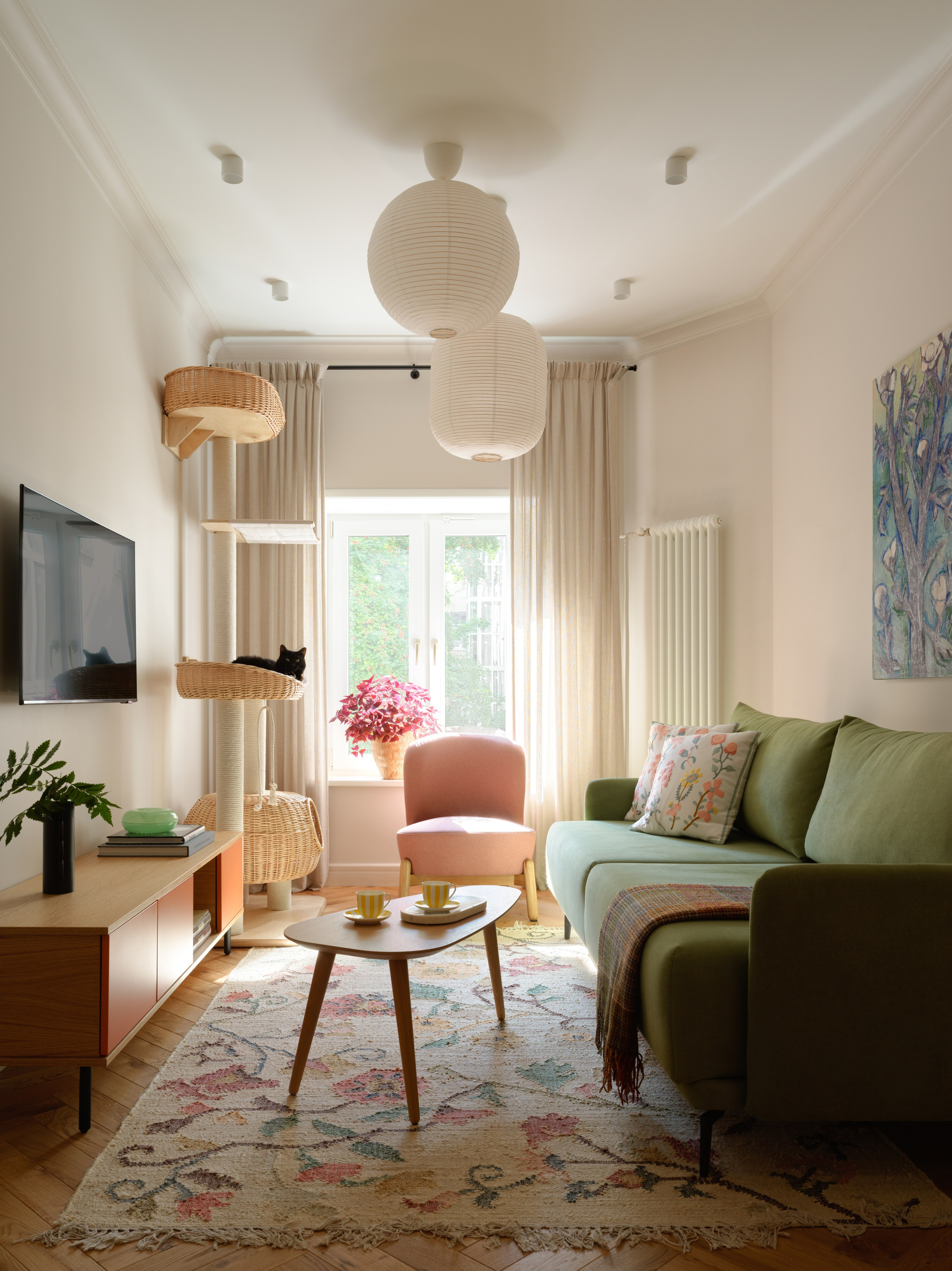 Вид на зону отдыха с зелёным диваном и абажурами Hay.