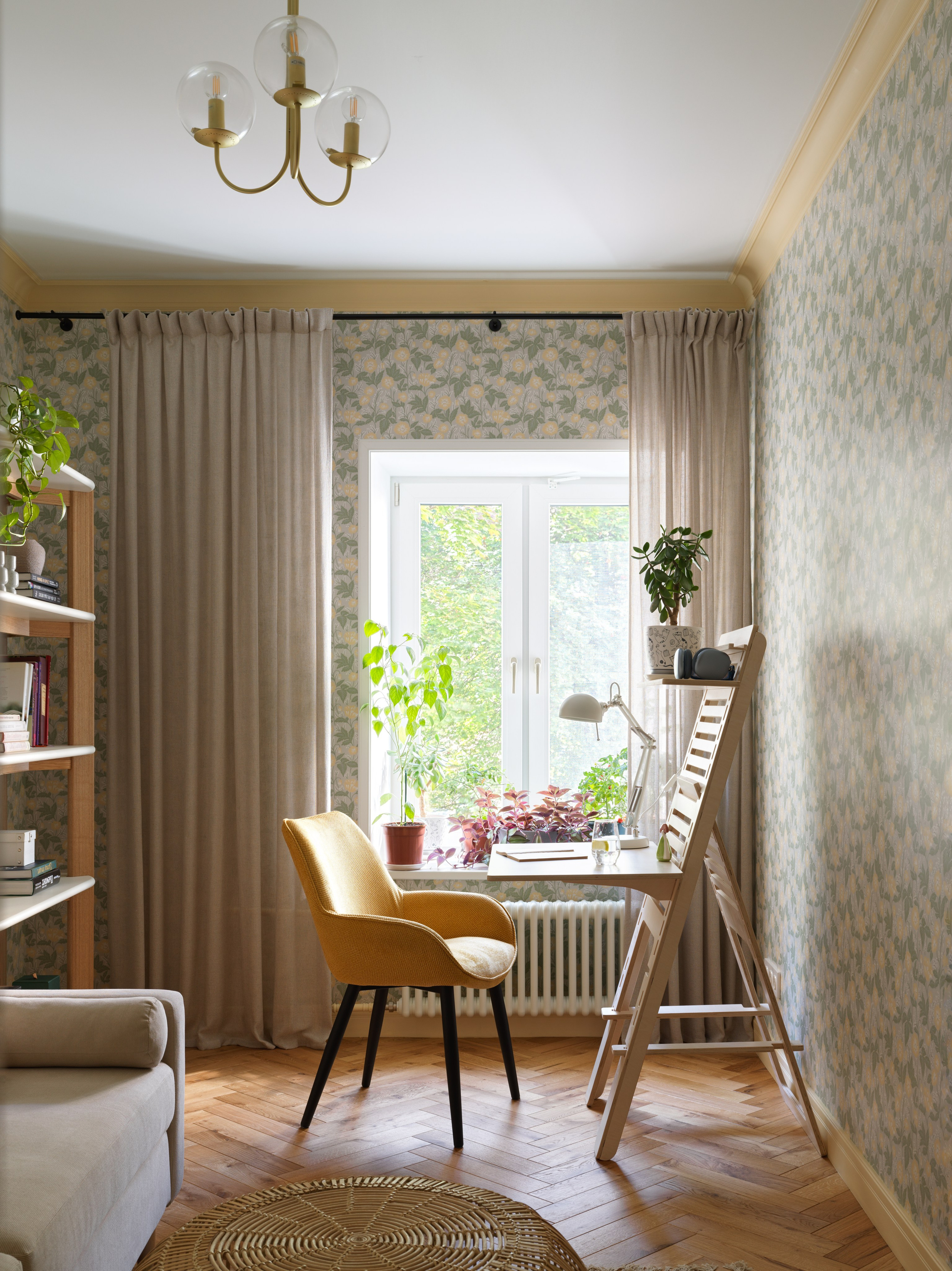 Общий план квартиры — от кухни до спальни с акцентами ретро-дизайна.