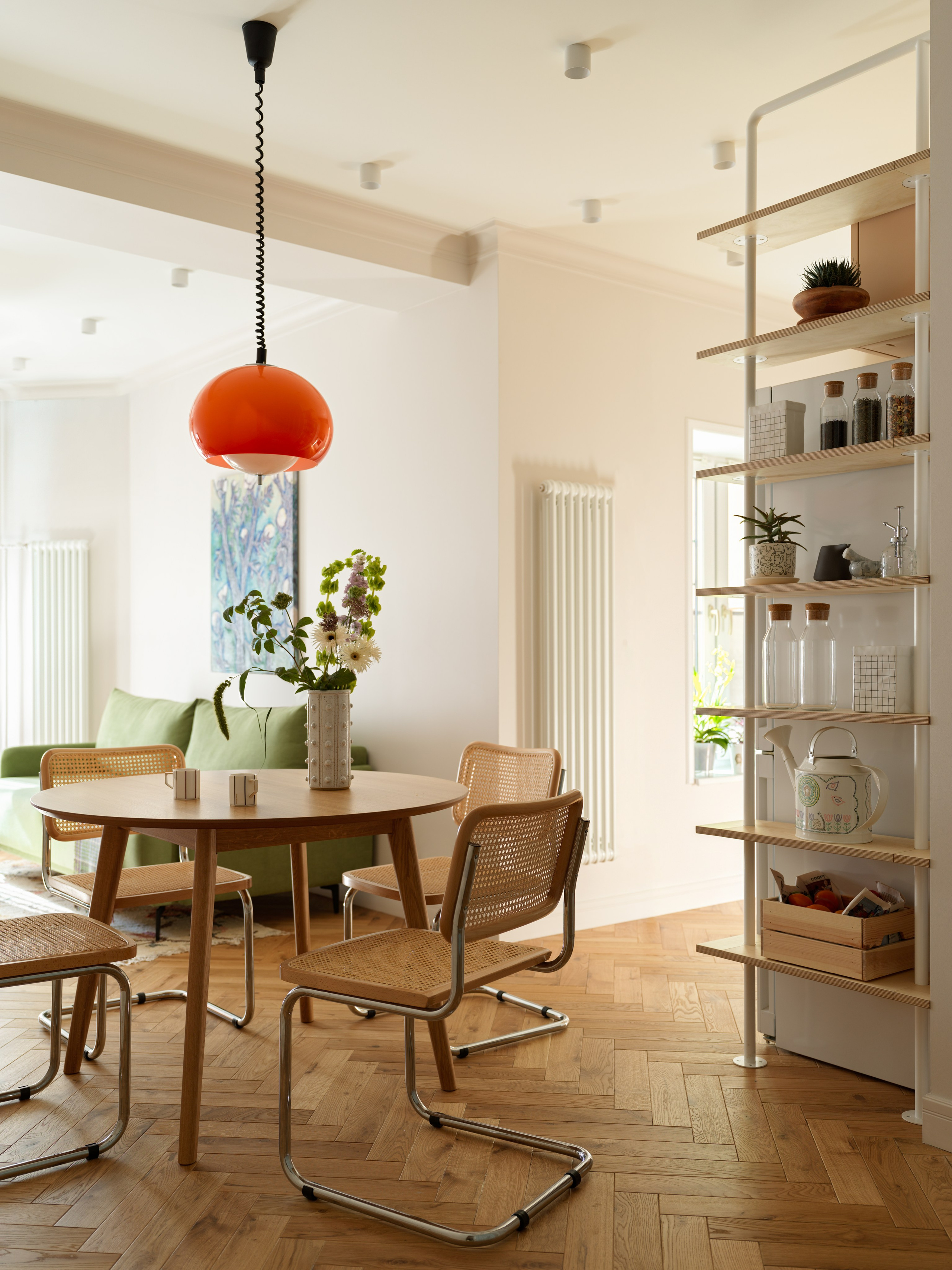 Круглый обеденный стол из шпона дуба в центре кухни