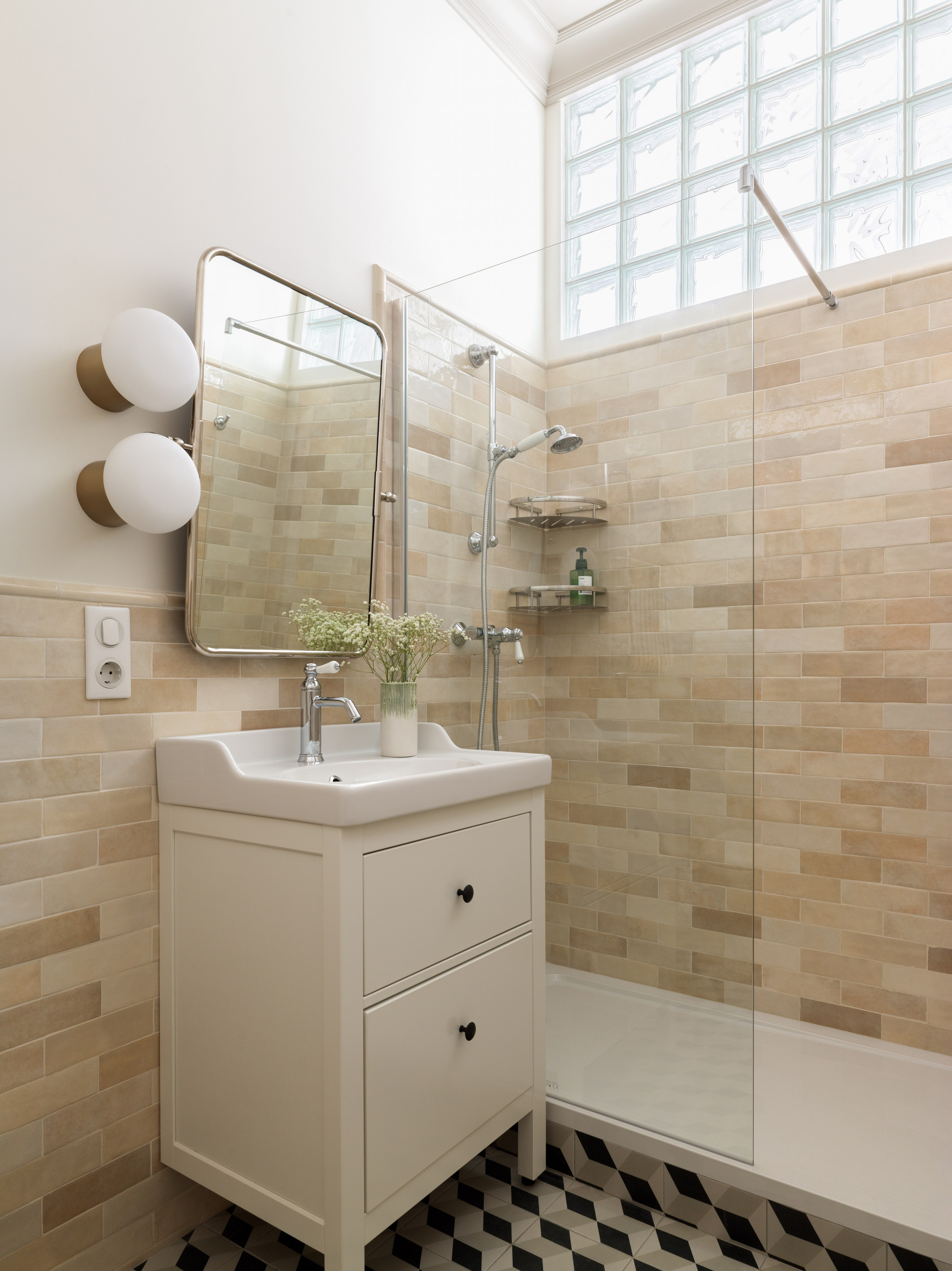 Ванная с винтажной сантехникой Jacob Delafon, плиткой CAPRICE Provence и стеклоблоками.