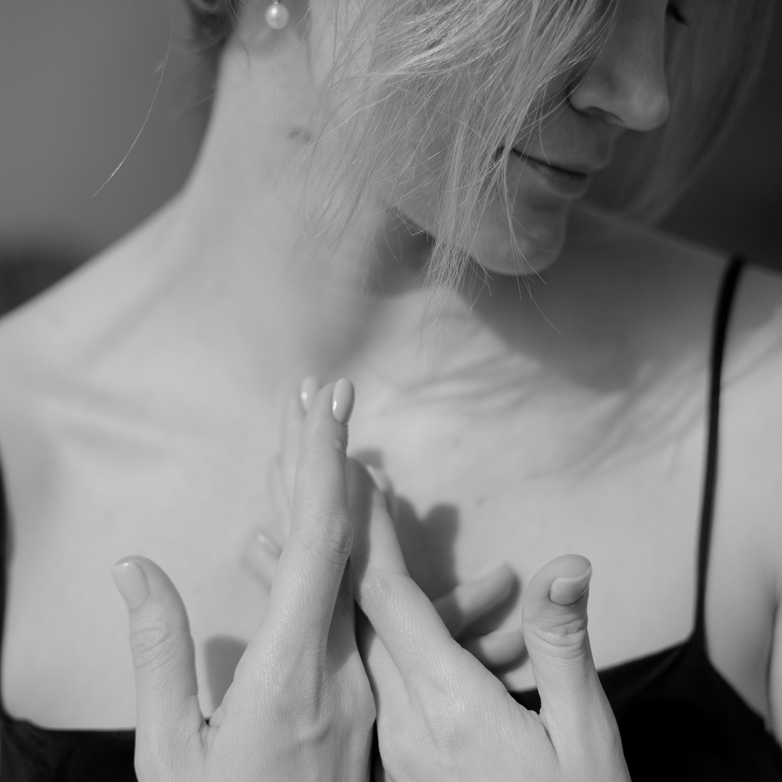 Чёрно-белый женский портрет, деталь и эмоция