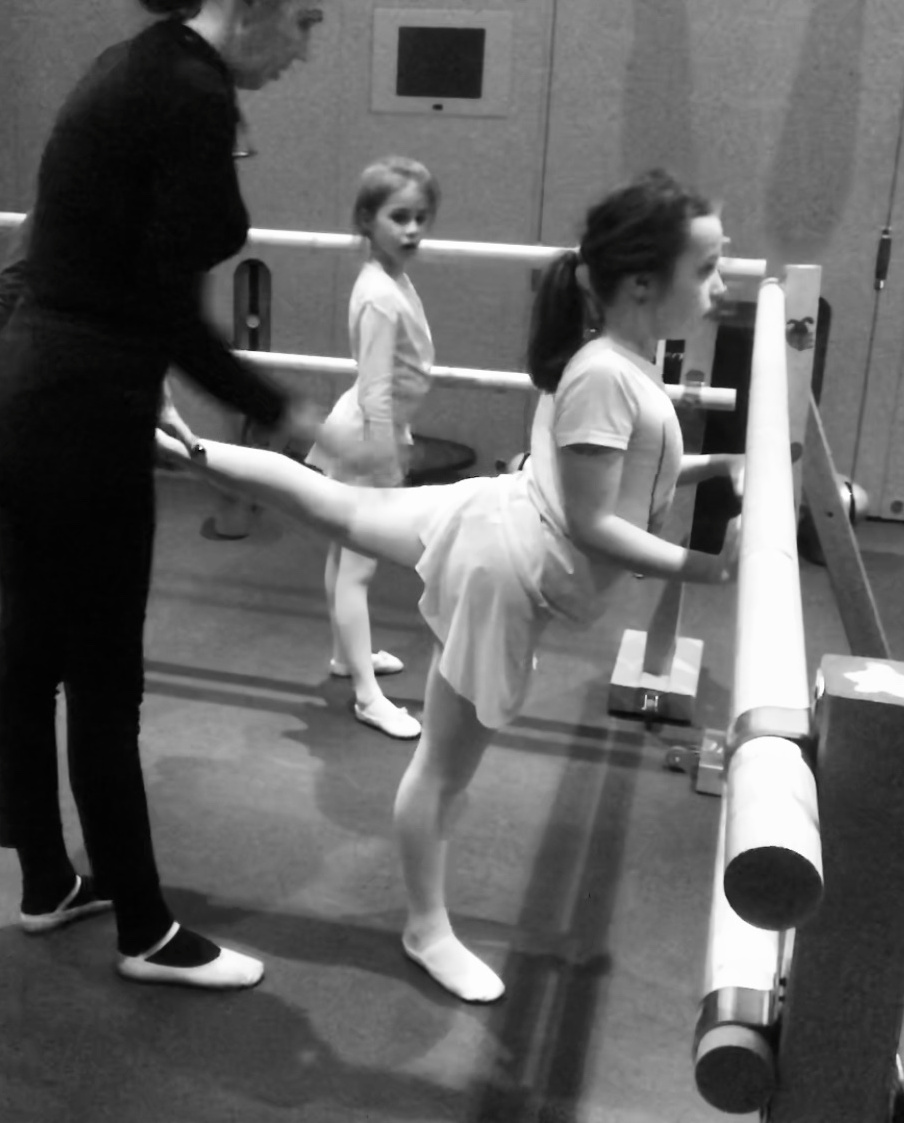 L'école des danses, Le maître de danse, professeur des danses, Les leçons le ballet classique, stretching,  danse orientale, danse classique, danse populaire, les fondements du ballet, la mise en scène du châssis pour la danse, leçons individuelles,  Школа танцев в Люксембурге, Преподаватель танцев, учитель танцев, Уроки классического балета, растяжки, восточного танца, классического танца, народного танца, основы балета, постановка корпуса для танца