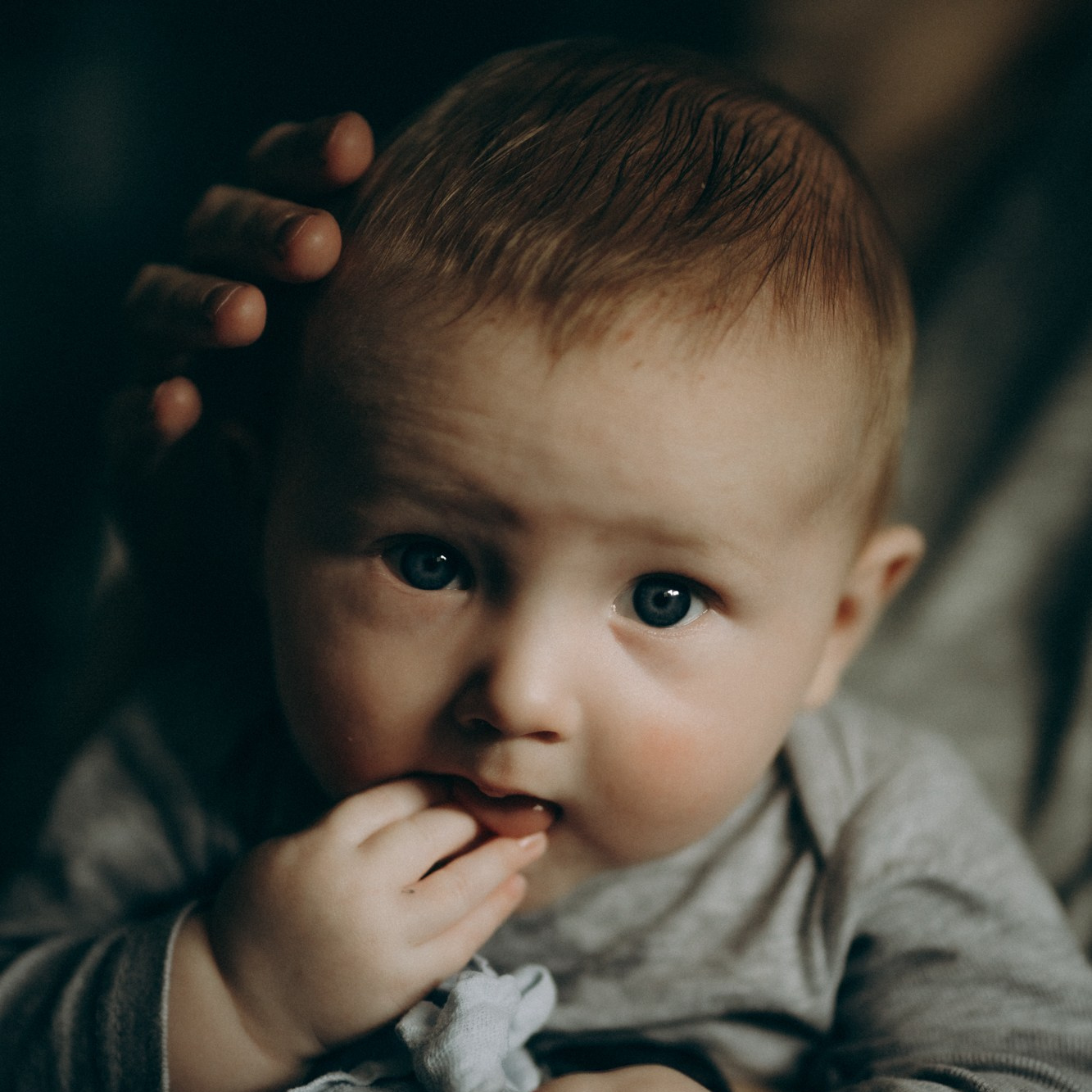 Детская фотосессия — малыш с большими глазами смотрит в камеру