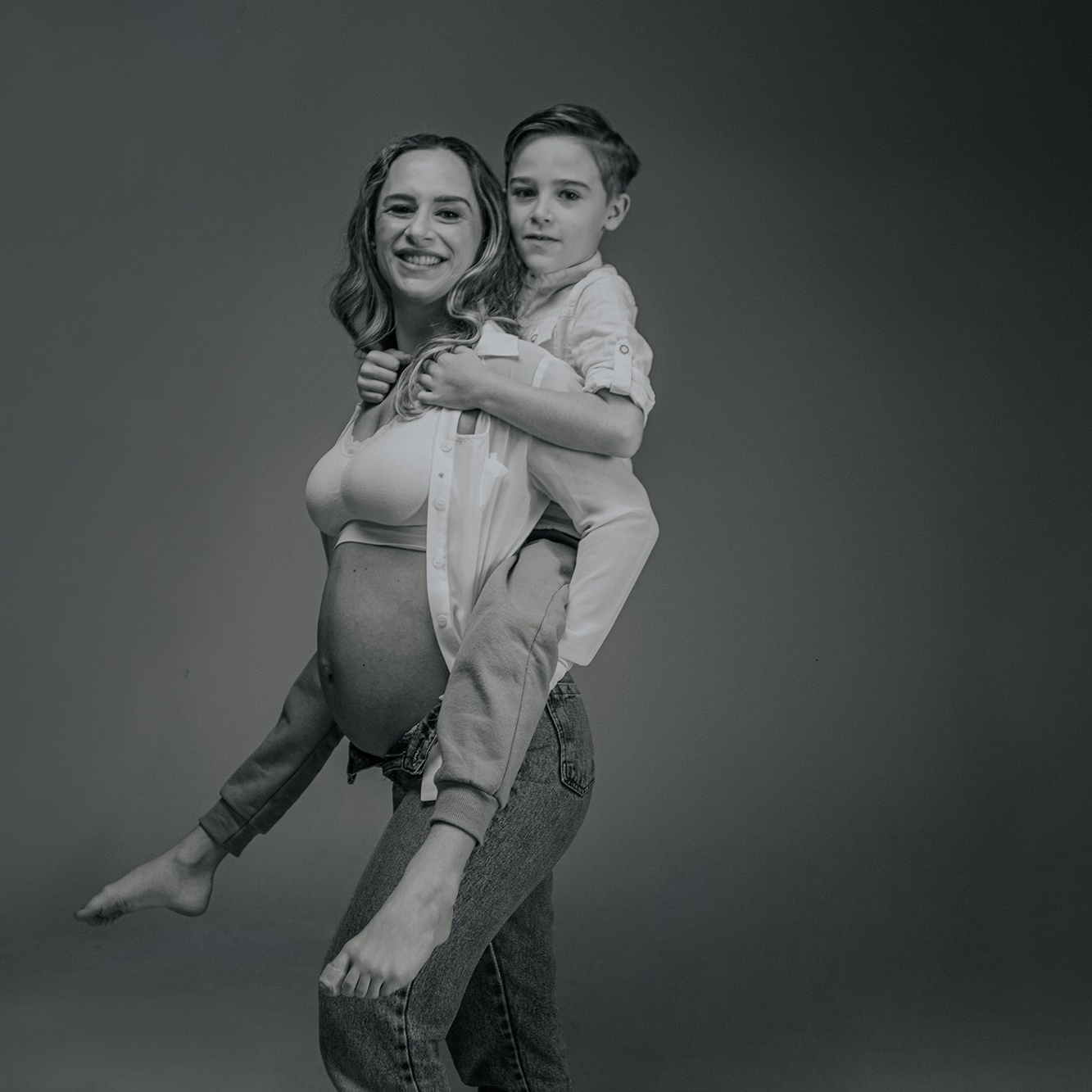 Foto de mae e filho em preto e branco em ensaio de estúdio