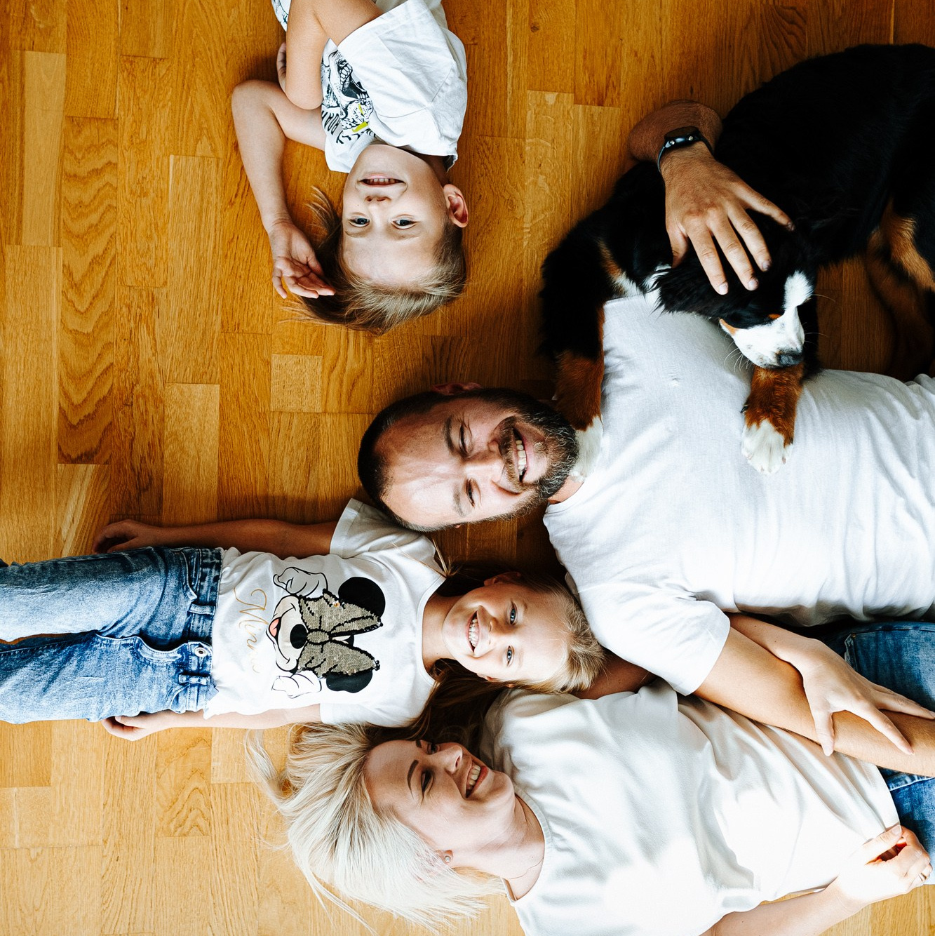 IETEIKUMI ĢIMENES FOTOSESIJAI MĀJĀS (skraidošie bērni)