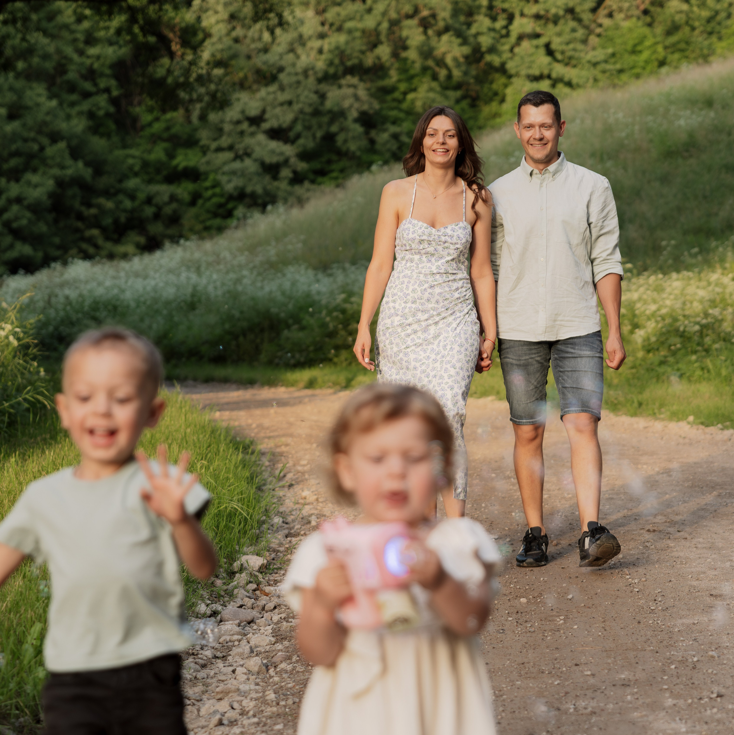 Šeimos fotosesija Vilniuje — namie, gamtoje, studijoje. Framed by Evelina | Vestuvių fotografė