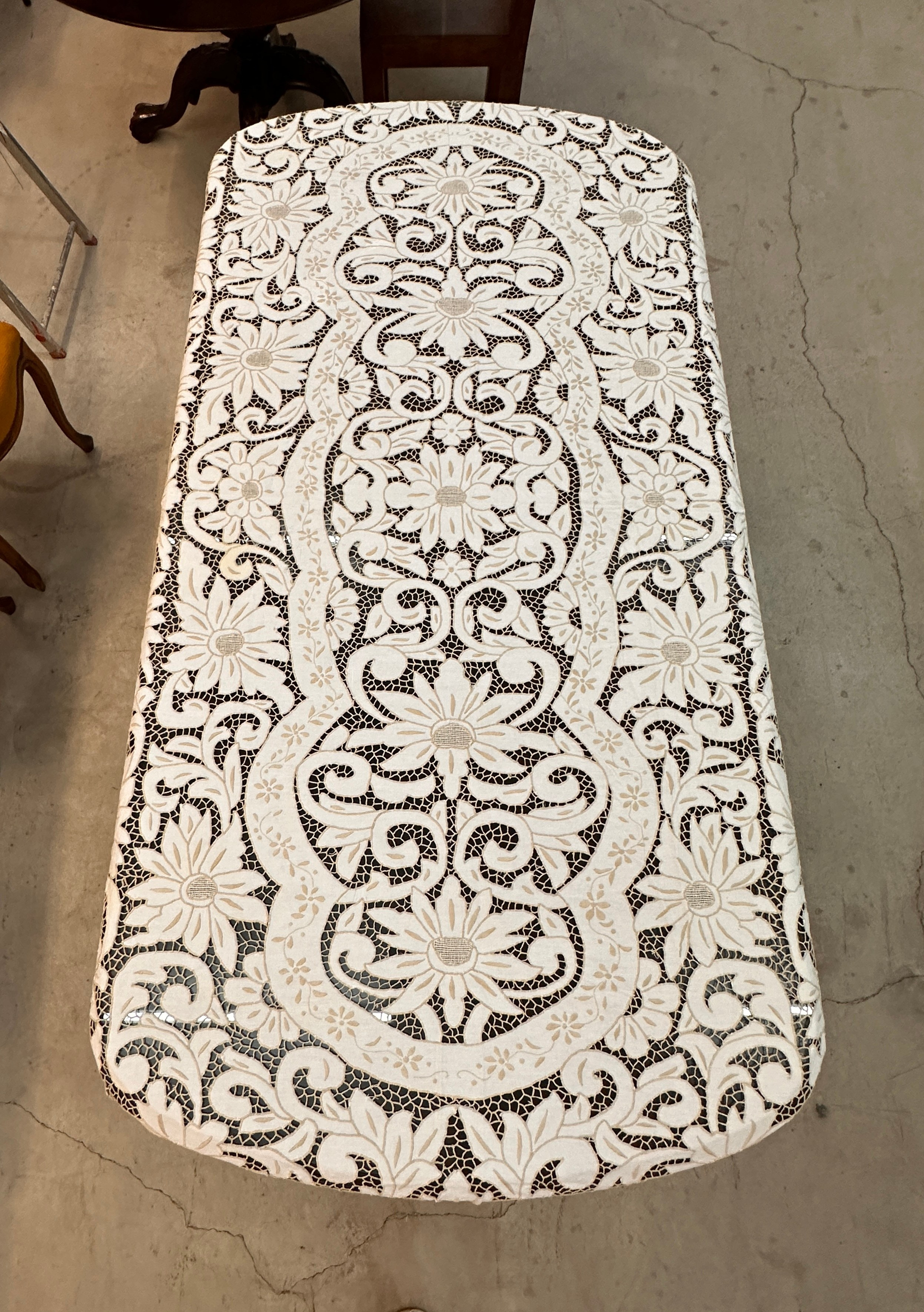 Textiles and materials for creativity. Современнные и актикварные украшения в Барселоне, Москве и Санкт-Петербурге