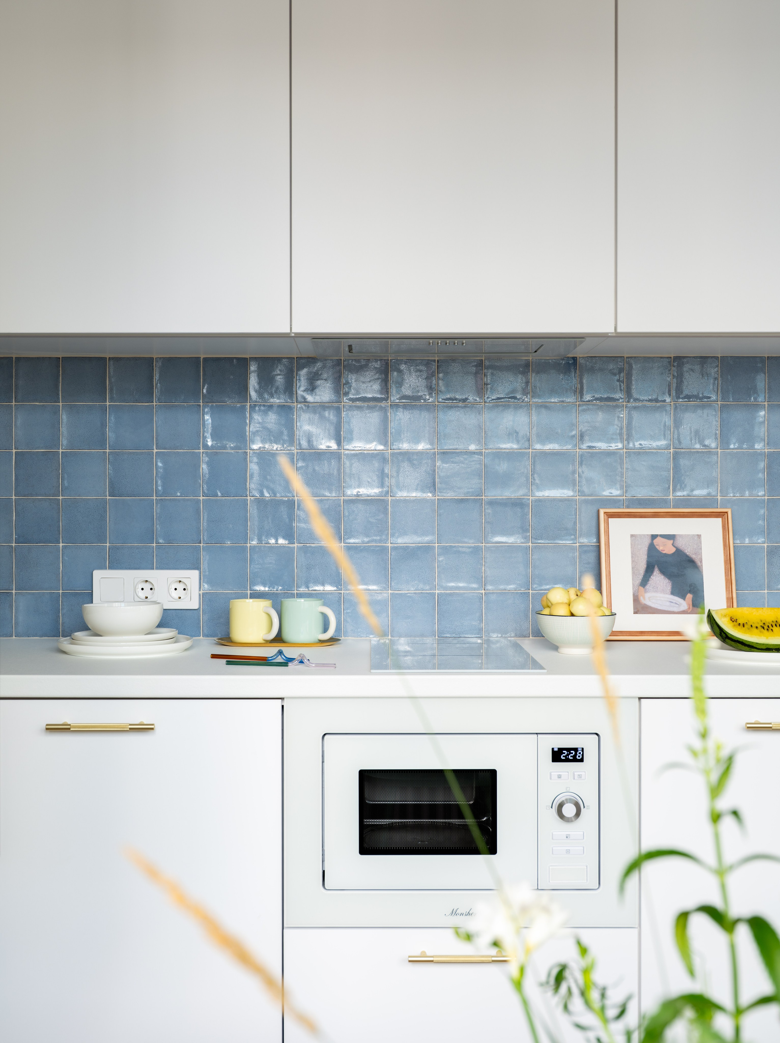 Белая кухня с голубой плиткой в проекте Анастасии Заркуа.