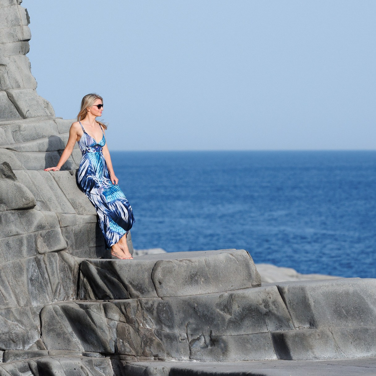 Portrait artistique dans un décor naturelPortrait créatif à Salinas El Bufadero, rochers volcaniques et piscines naturelles en arrière-plan, lumière dorée du matin ou du soir