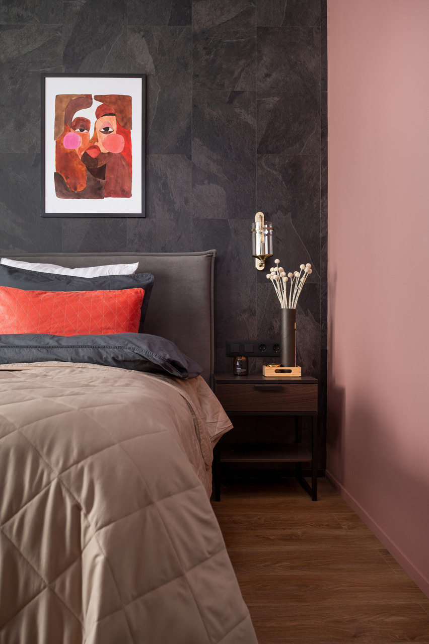 Светлая спальня с кроватью и прикроватными тумбочками.