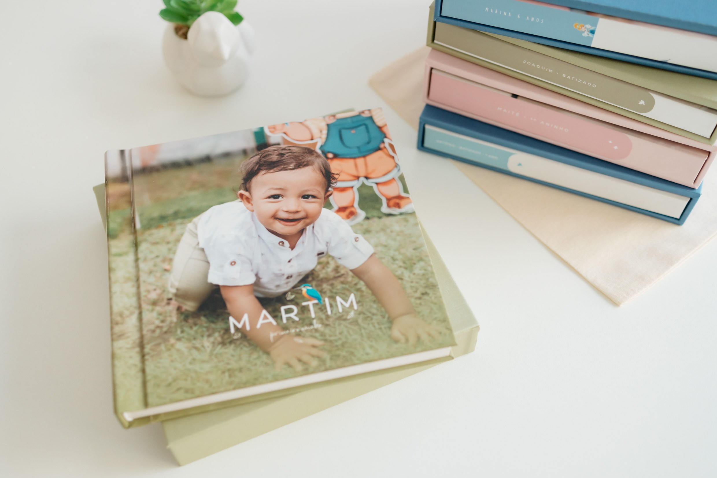 Álbum fotográfico diagramado com acabamento premium e páginas rígidas