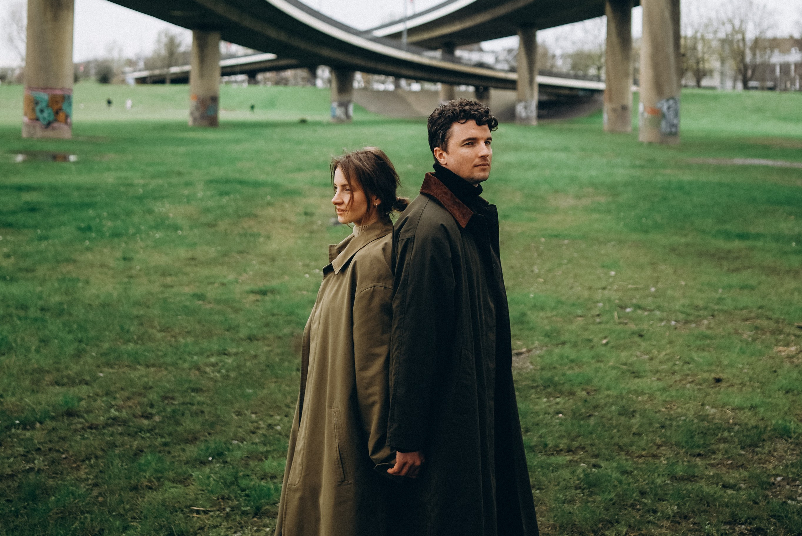 Love-Story-Fotoshooting eines Paares in urbaner Umgebung in Düsseldorf