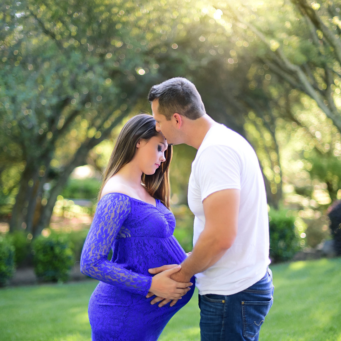 How to dress up for maternity photography. Rules and tips. Family photographer in Roseville, Rocklin, Folsom, Sacramento