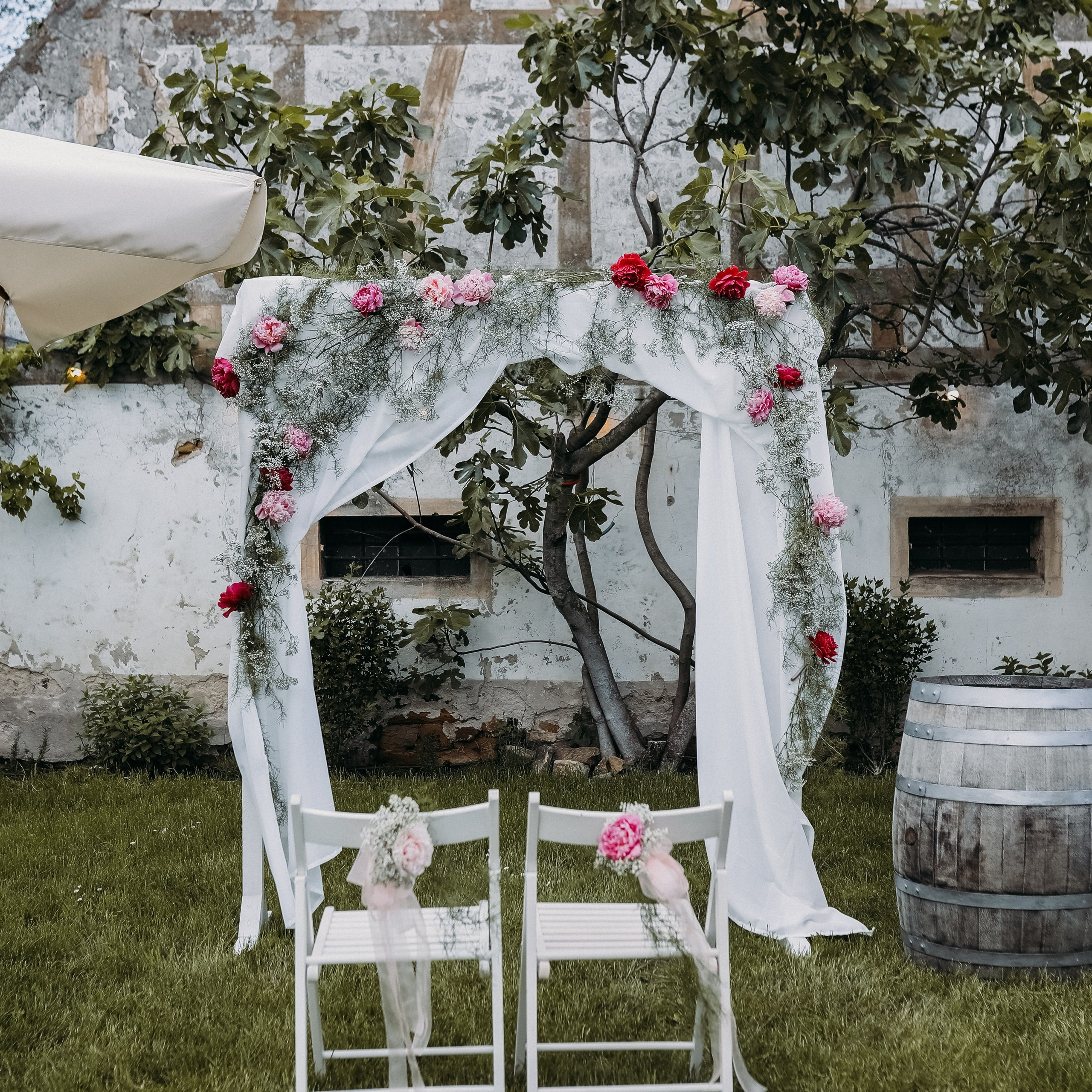 Emotionale Momente während der Trauung im Weingut Motzenbäcker– Hochzeitsfotografin für freie Trauung bei Frankfurt am Main und Mannheim