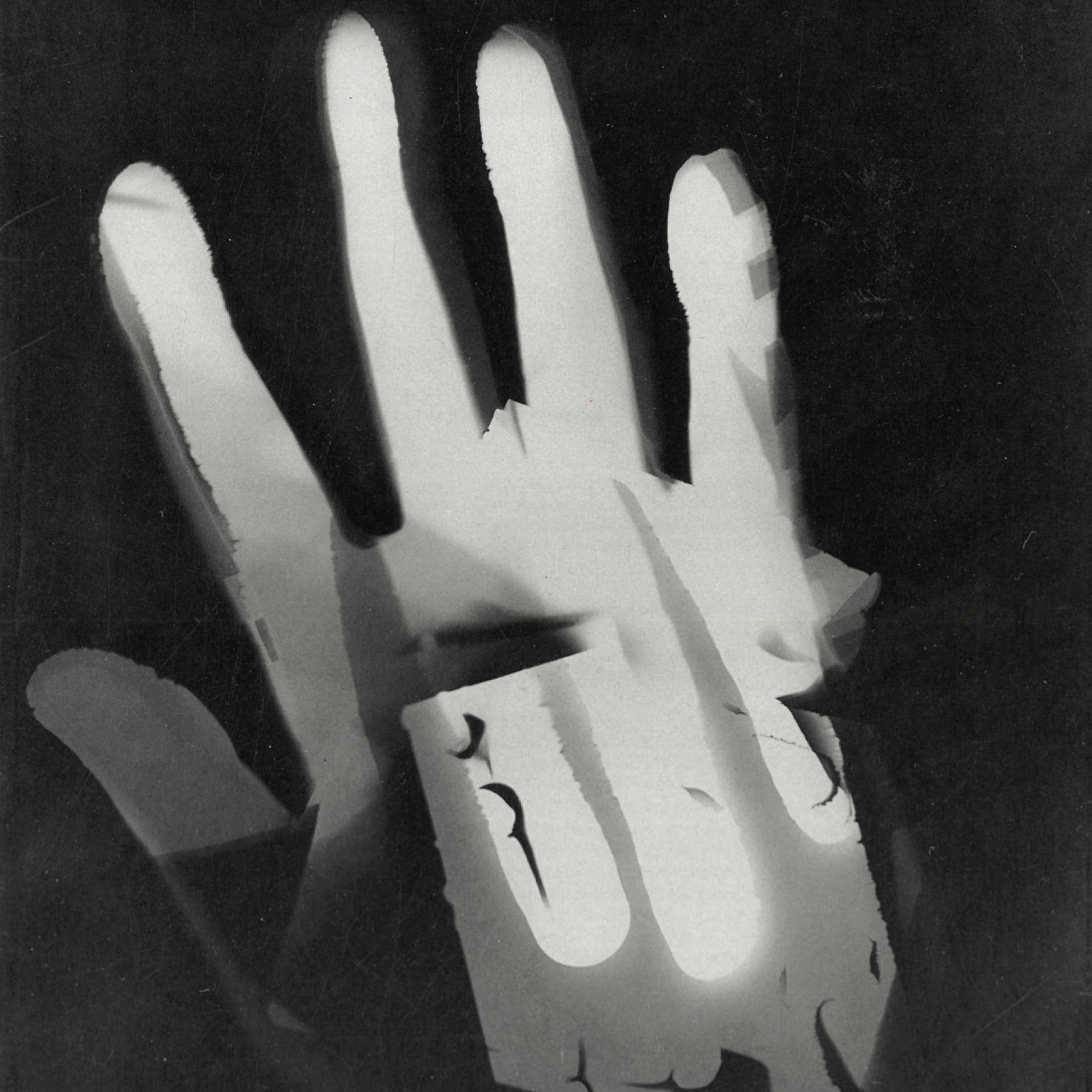 Фотограмма с изображением человеческой руки, зафиксированной как световой силуэт; пример исследования формы, ритма и взаимодействия объекта со светом без иллюстративного контекста, характерный для экспериментальной педагогики Баухауса.