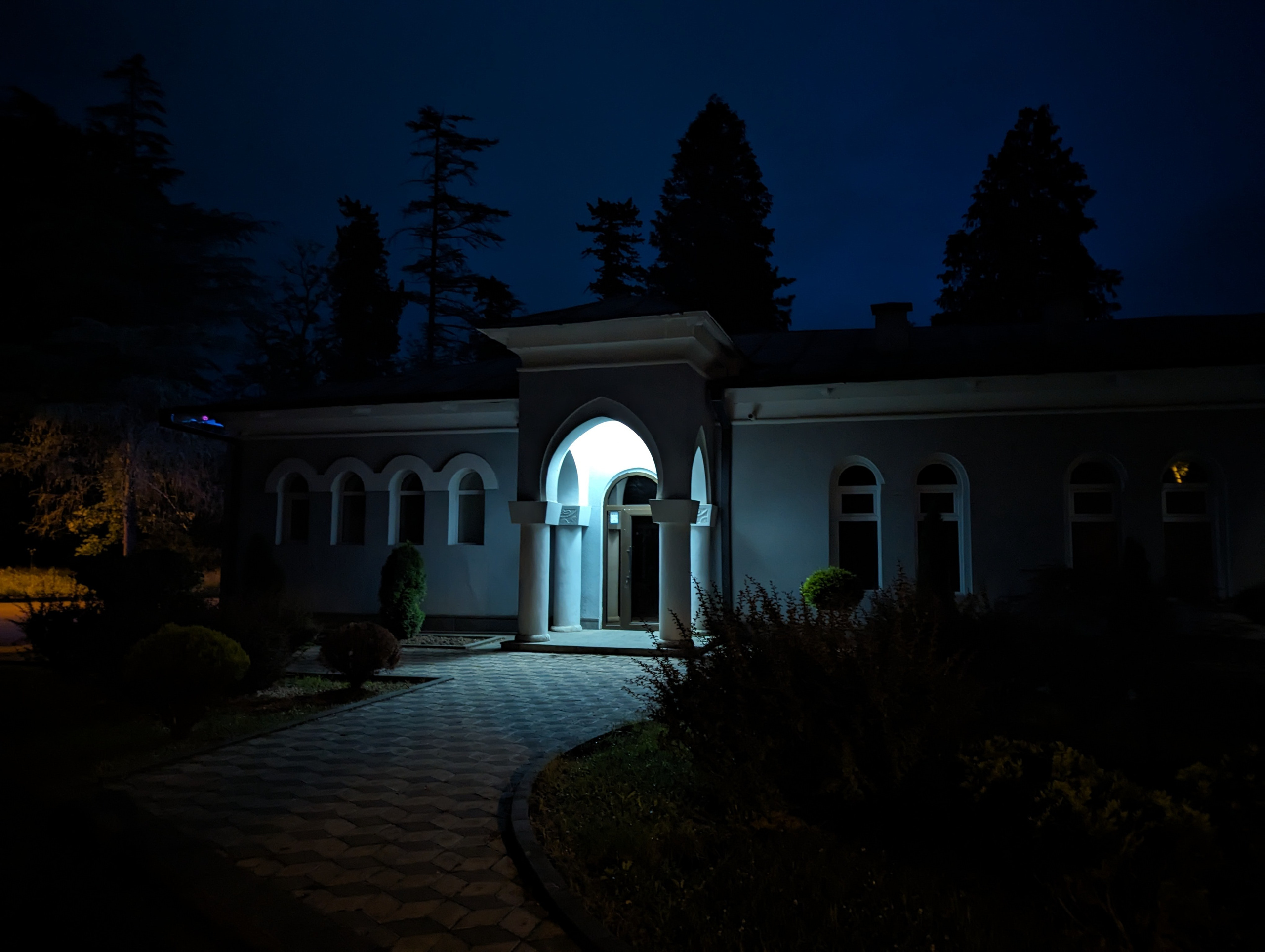 Contact. Photographer in search of the sublime and the urban revelations