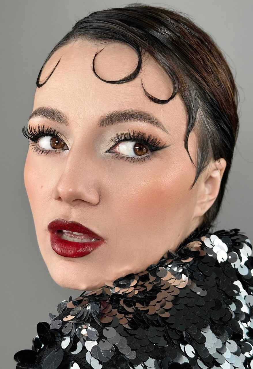 Portret beauty de aproape cu Anca de la Mavia Beauty Cluj, machiaj retro cu buze roșii și haină din paiete, foto Photosinteza
