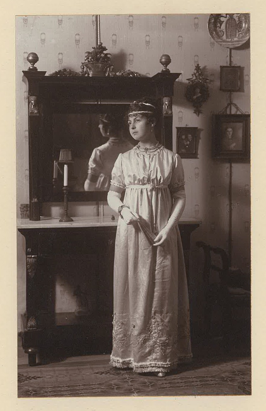 Antique photographs and cameras. Современнные и актикварные украшения в Барселоне, Москве и Санкт-Петербурге