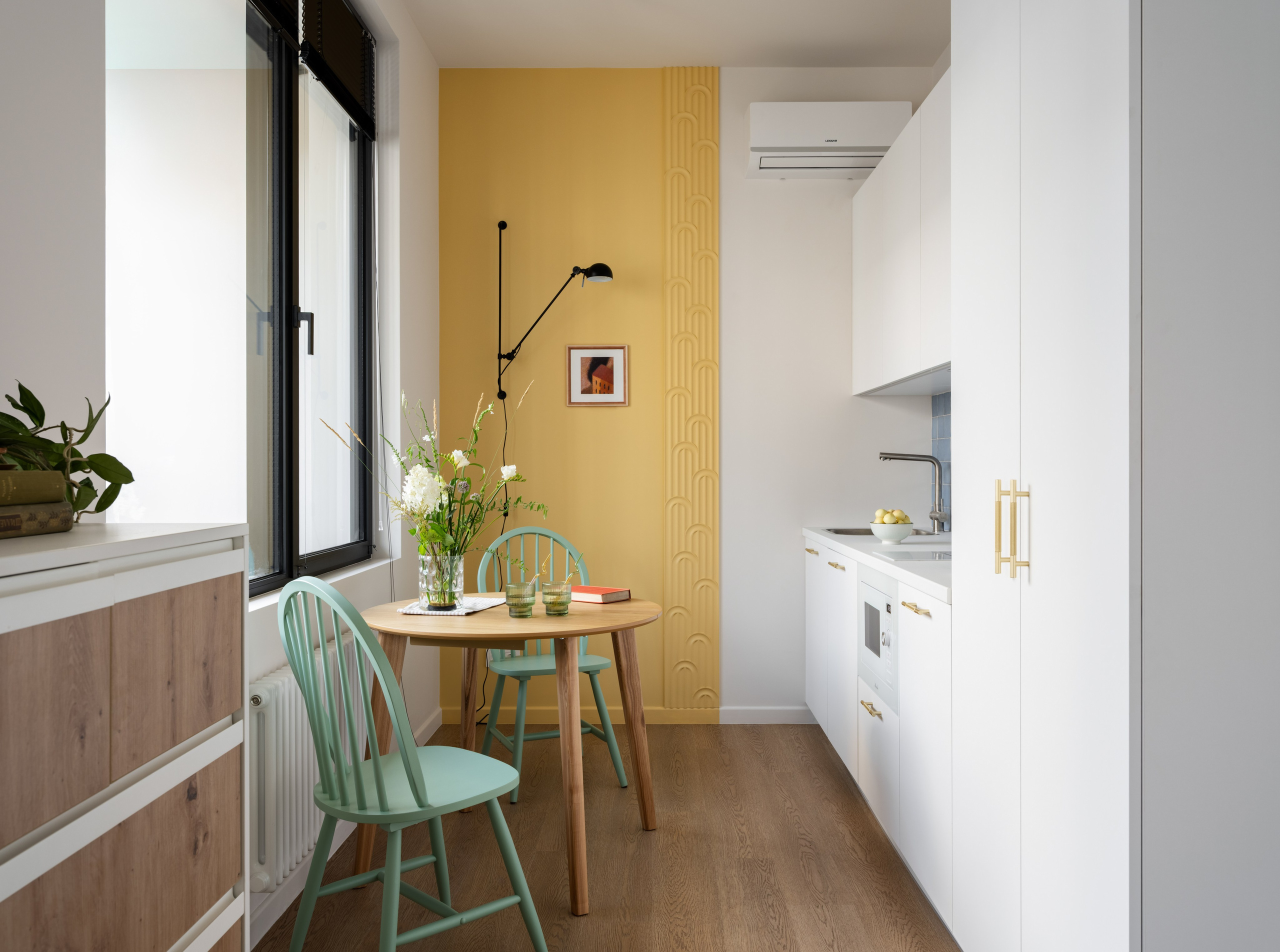 Дизайн кухни от Анастасии Заркуа: дубовый стол и белые фасады.