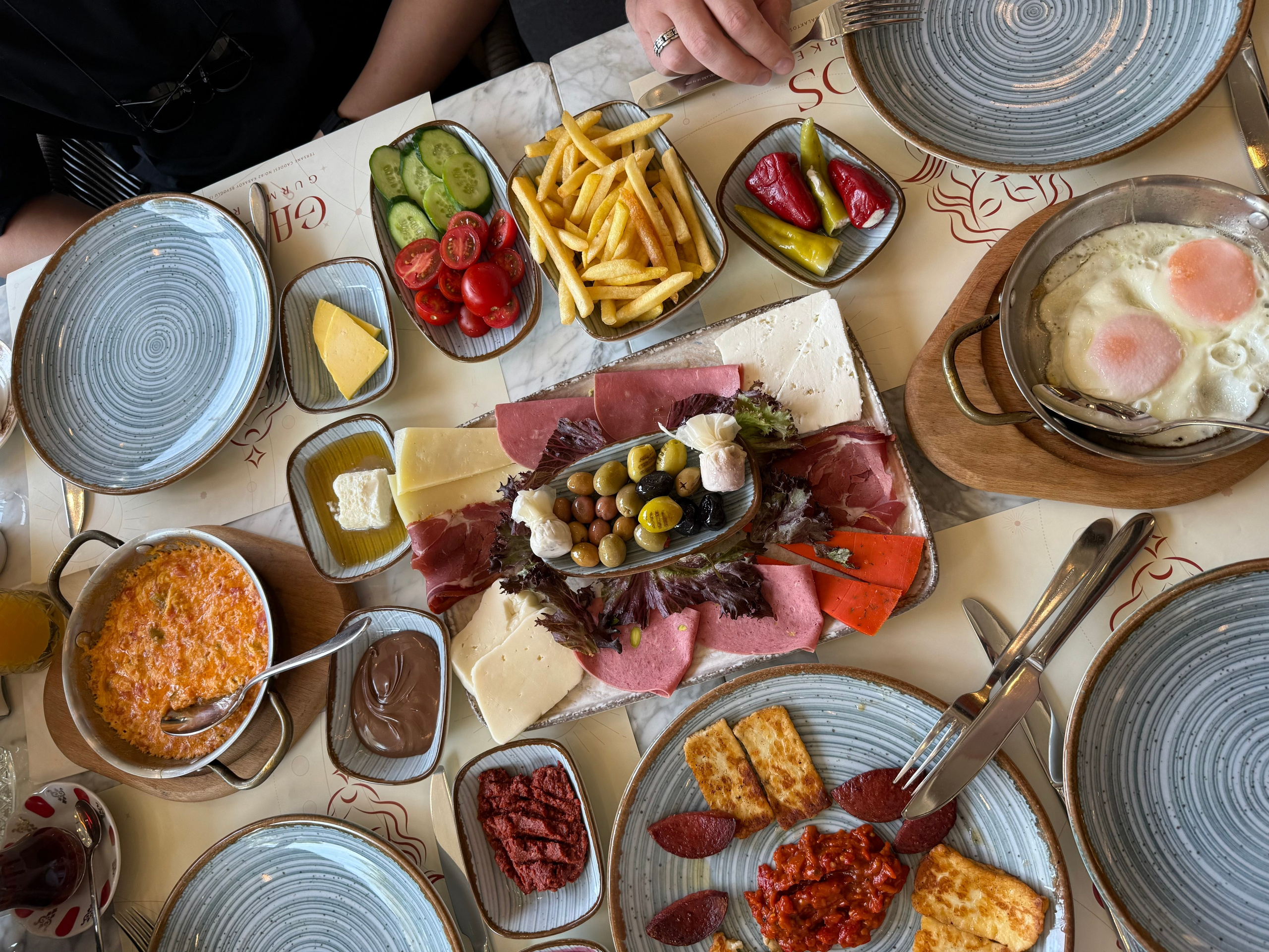 9 Tage in der Türkei: Entspannt und locker. Zwei Tage in jeder Stadt: Istanbul, Antalya, Kaş und ein Villenaufenthalt mit Bergblick