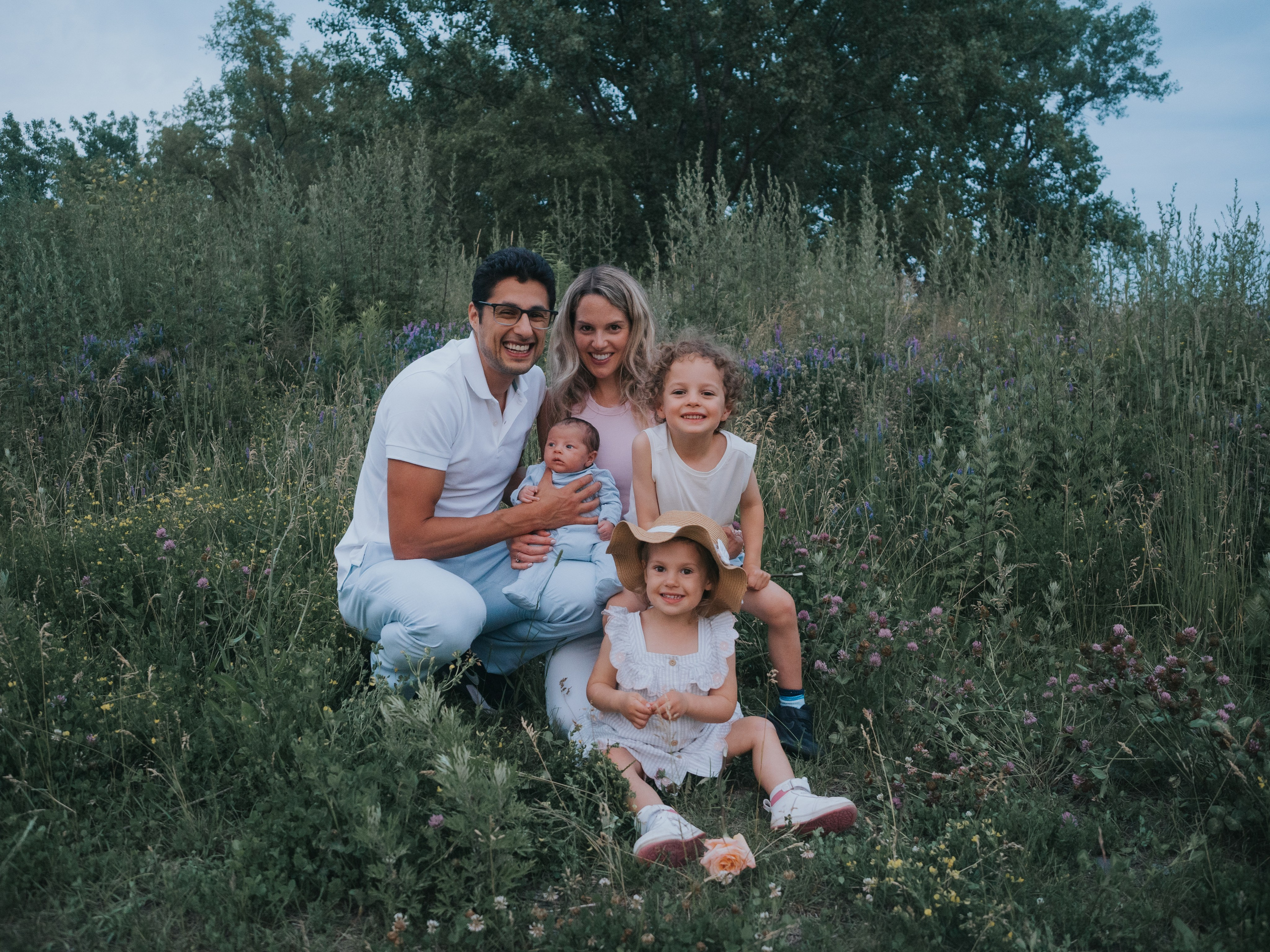 Famille s'amusant sur le Mont-Royal.