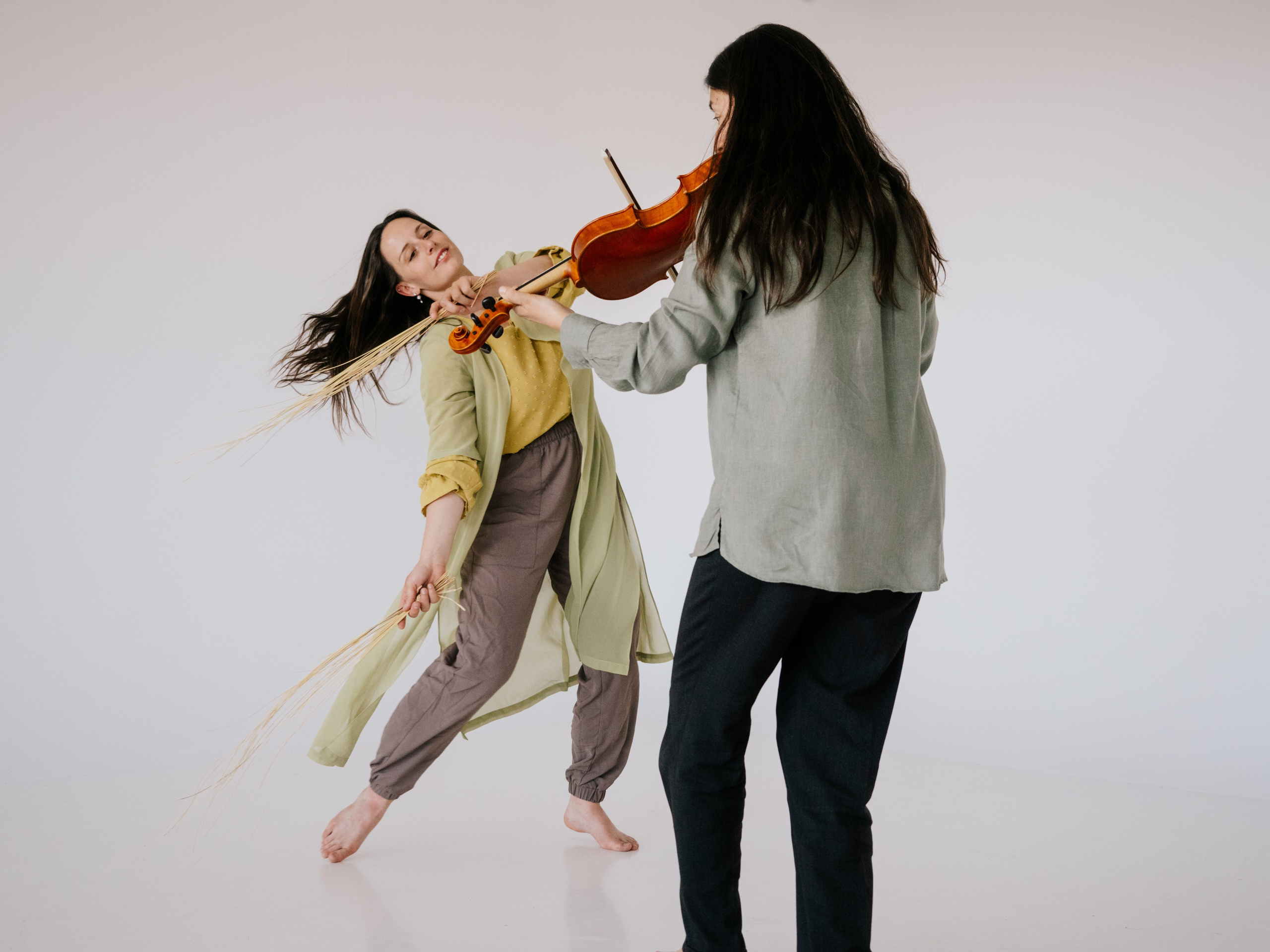 Photo dynamique de deux artistes en représentation.