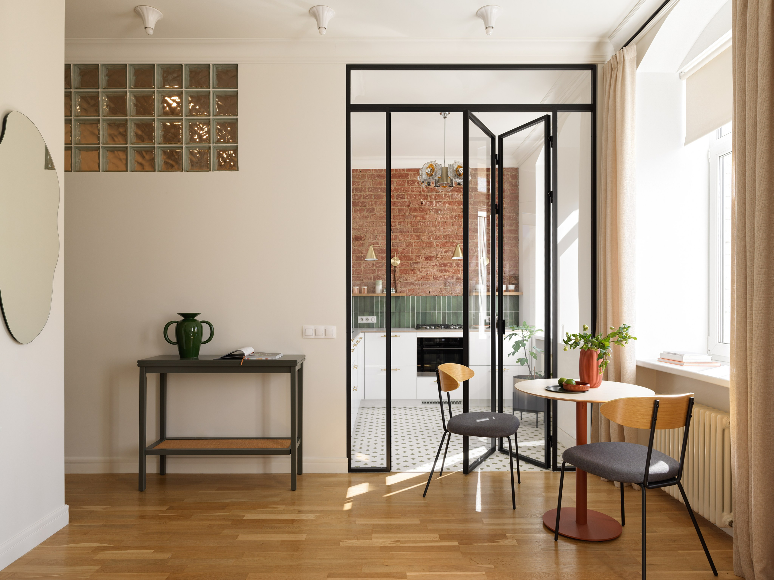 Светлая гостиная с панорамными арочными окнами и стеклянной перегородкой.