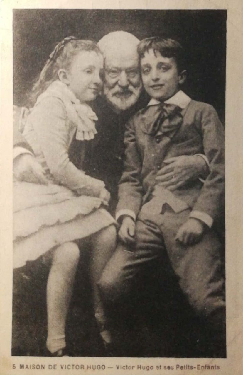 старинная открытка Виктор Гюго с внуками