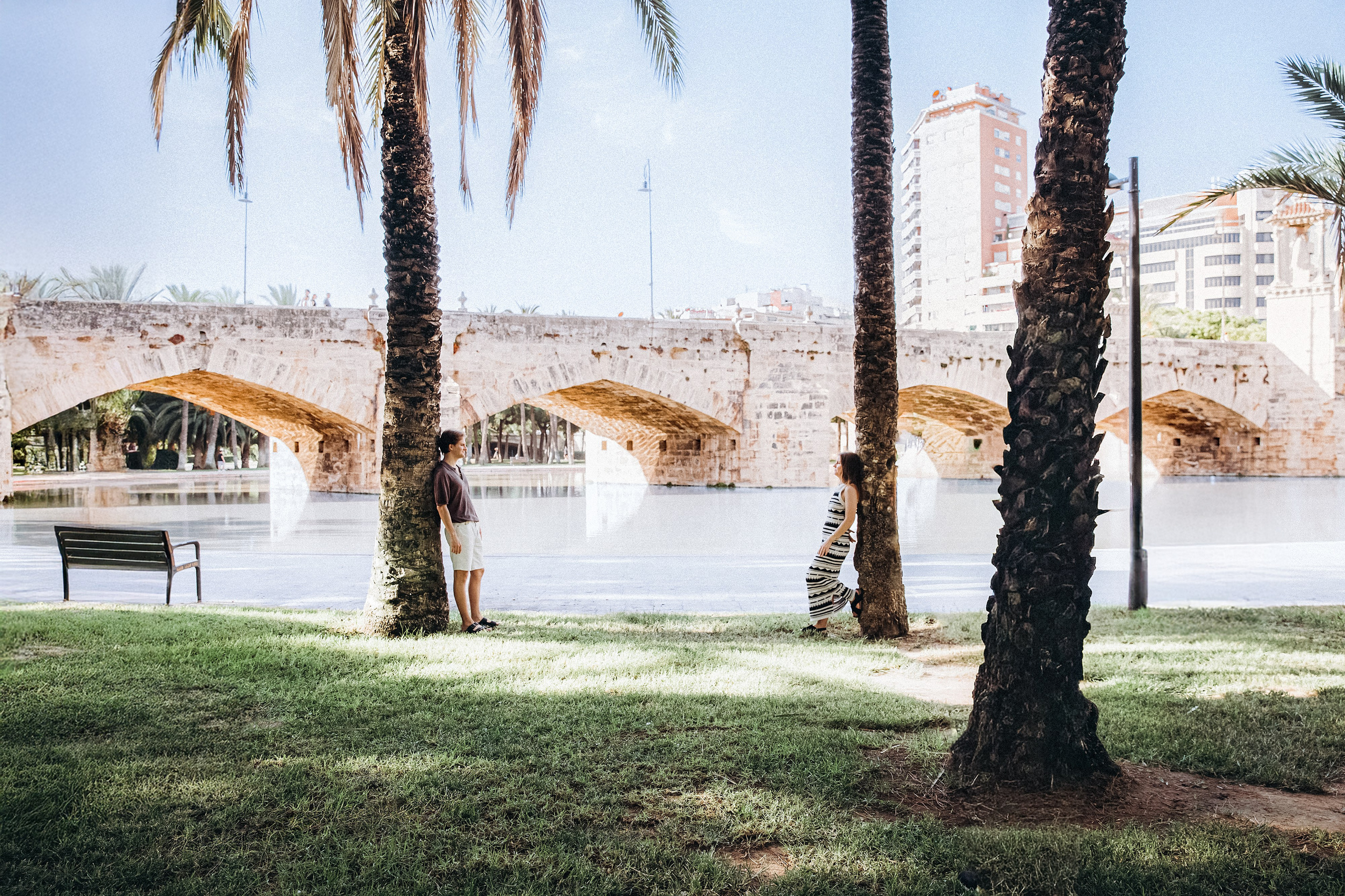 Фотосессия пары в садах Турии в Валенсии, Испания, среди пальм и городской зелени.