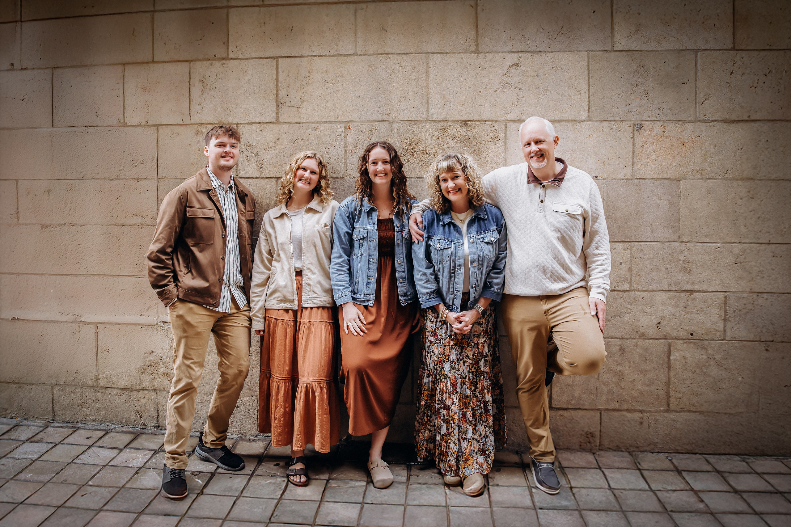 Сімейна фотосесія у Валенсії, де родина одягнена в узгоджені нейтральні та природні відтінки, що показує, як продуманий вибір одягу створює цілісний і позачасовий образ.